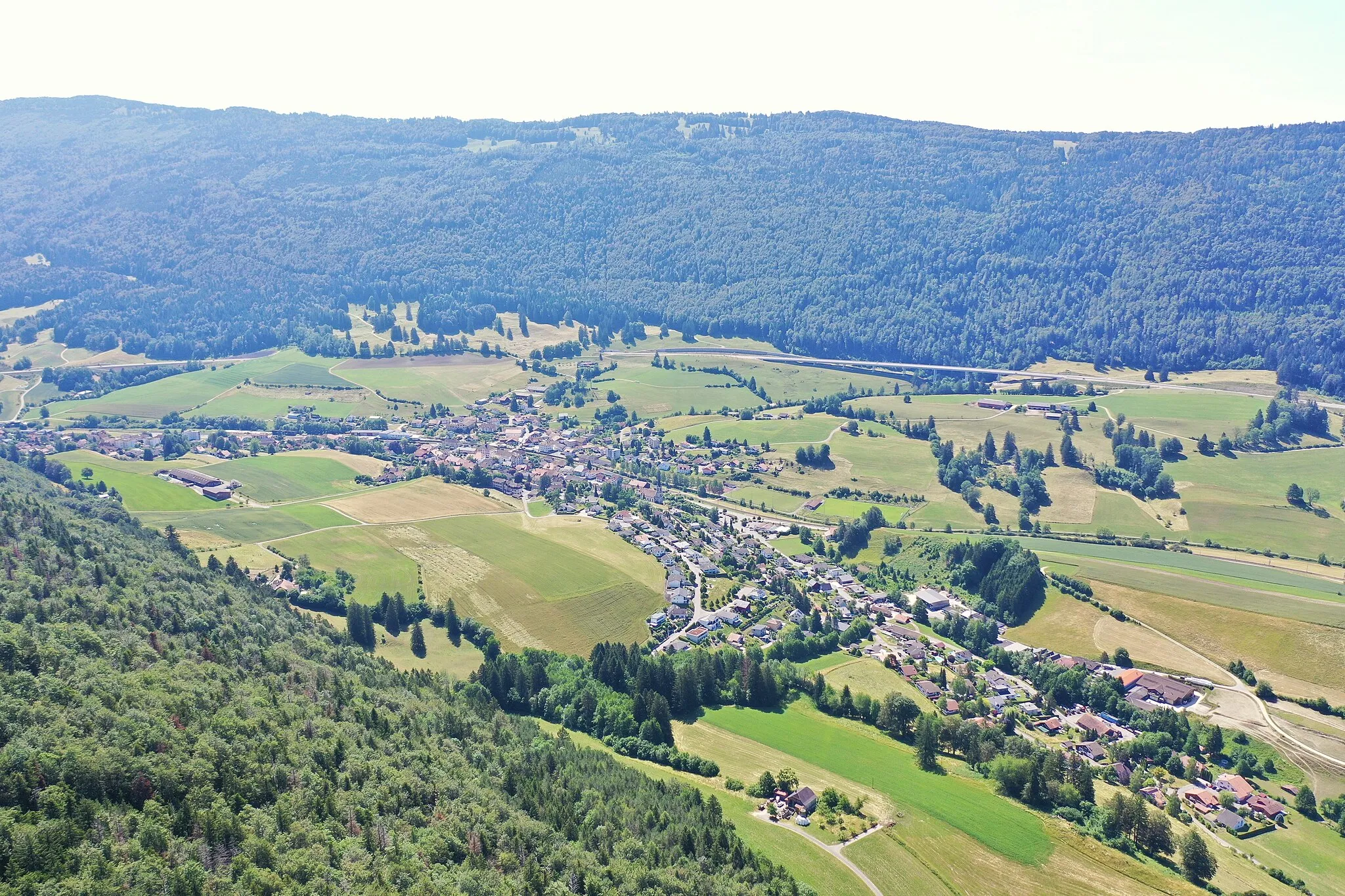 Photo showing: Vue aérienne de Court (BE), en Suisse.