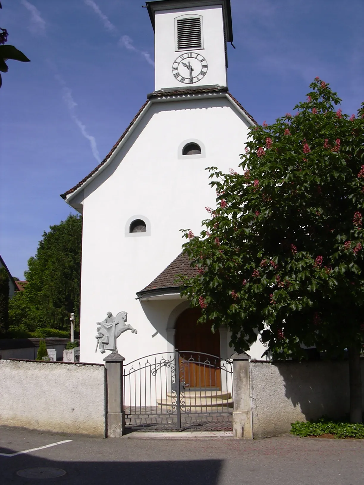 Photo showing: Die Kapelle Sankt Martin (bis 1791 Herz-Jesu-Kapelle) wurde von 1744 bis 1755 erbaut. Zusammen mit Witterswil bildet Bättwil seit 1808 eine eigenständige Doppelpfarrei. Die Mühle von Bättwil stammt aus dem 15. Jahrhundert; sie wurde nach einem Brand 1976 in der originalen Form wieder aufgebaut. Entlang der Hauptstrasse stehen das Gemeindehaus (aus der Zeit um 1600) und die alte Post (um 1730) sowie eine Reihe charakteristischer Bauernhäuser aus dem 16. und 17. Jahrhundert.