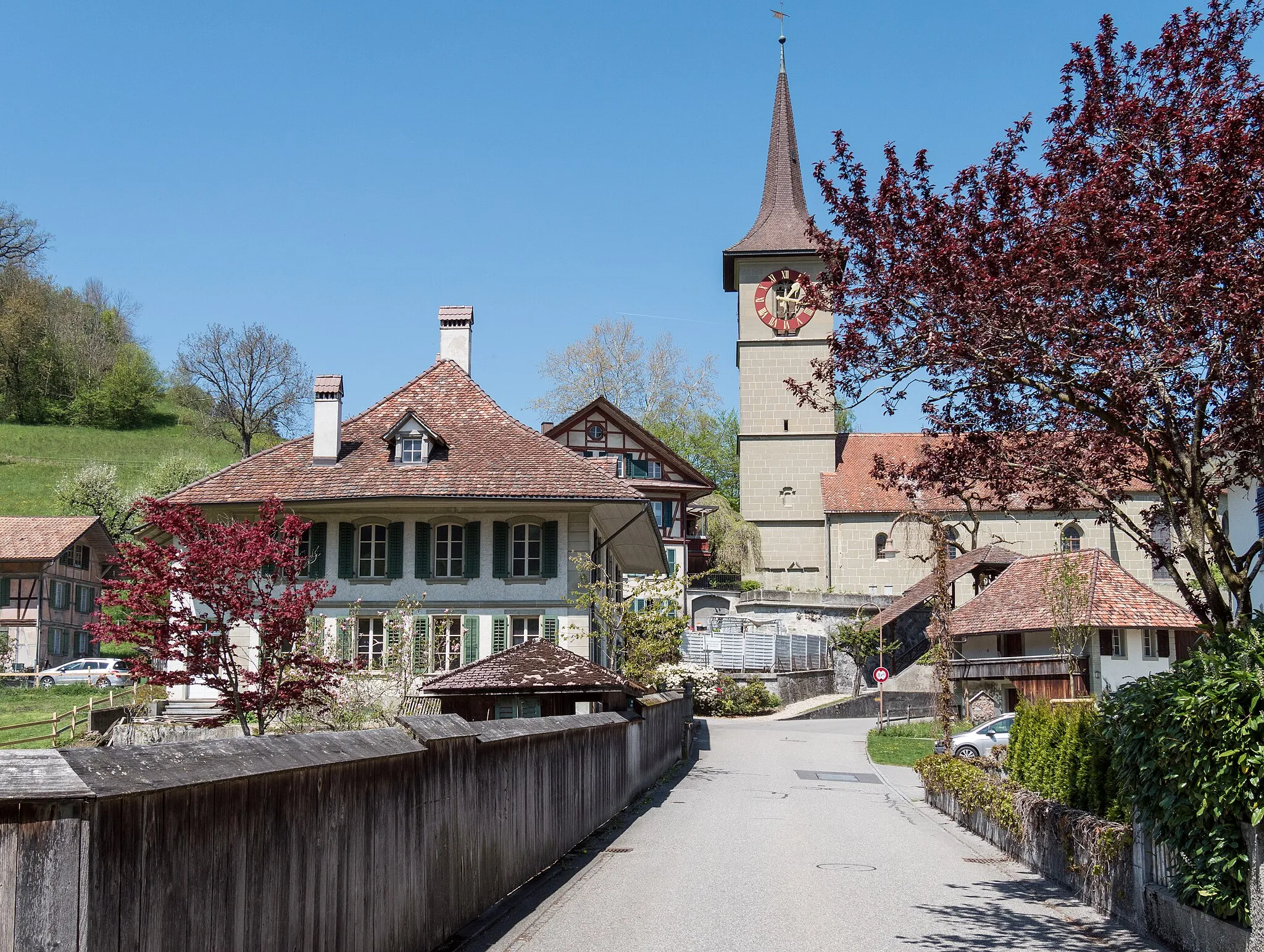 Photo showing: Oberburg b. Burgdorf: Kirchgasse mit Pfarrhaus von 1749 und Kirche von 1497, Turmgestaltung 1952.