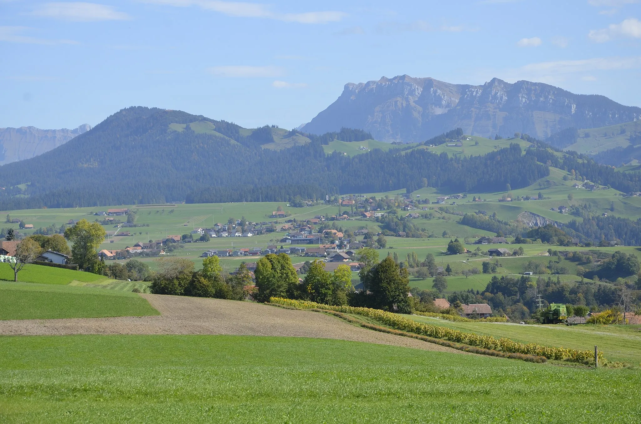Photo showing: Kanton Bern (Schweiz): im Hintergrund der Hohgant, davor die Honegg (bewaldeter Hügelzug) und das Dorf Schwarzenegg