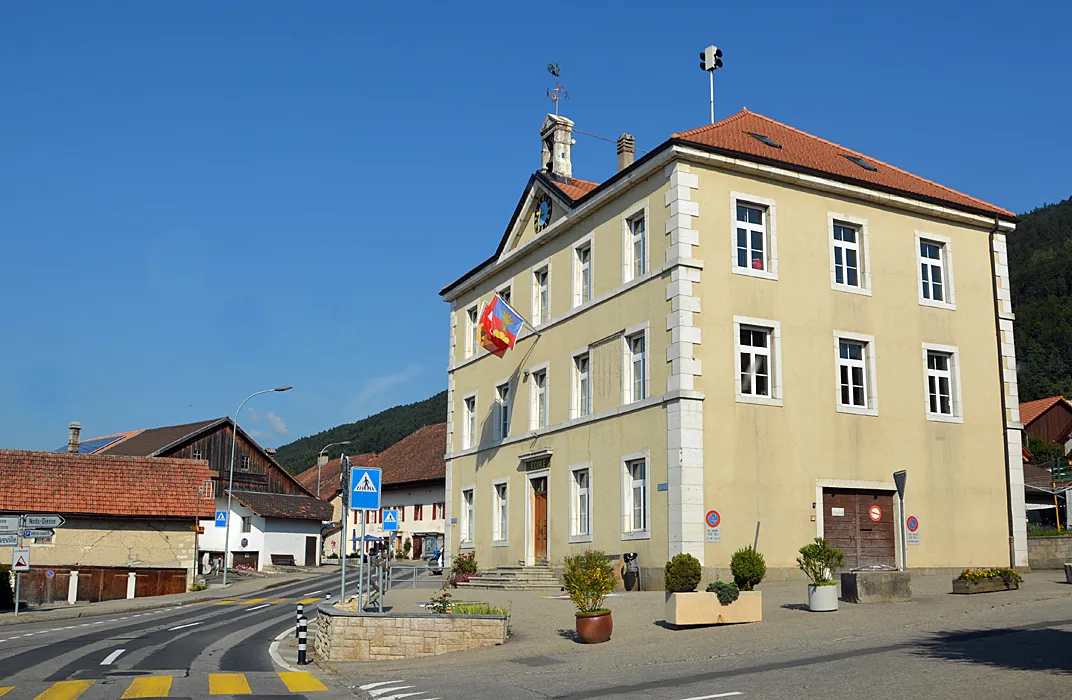Photo showing: Das Dorf Lamboing in Kanton Bern (Schulhaus)