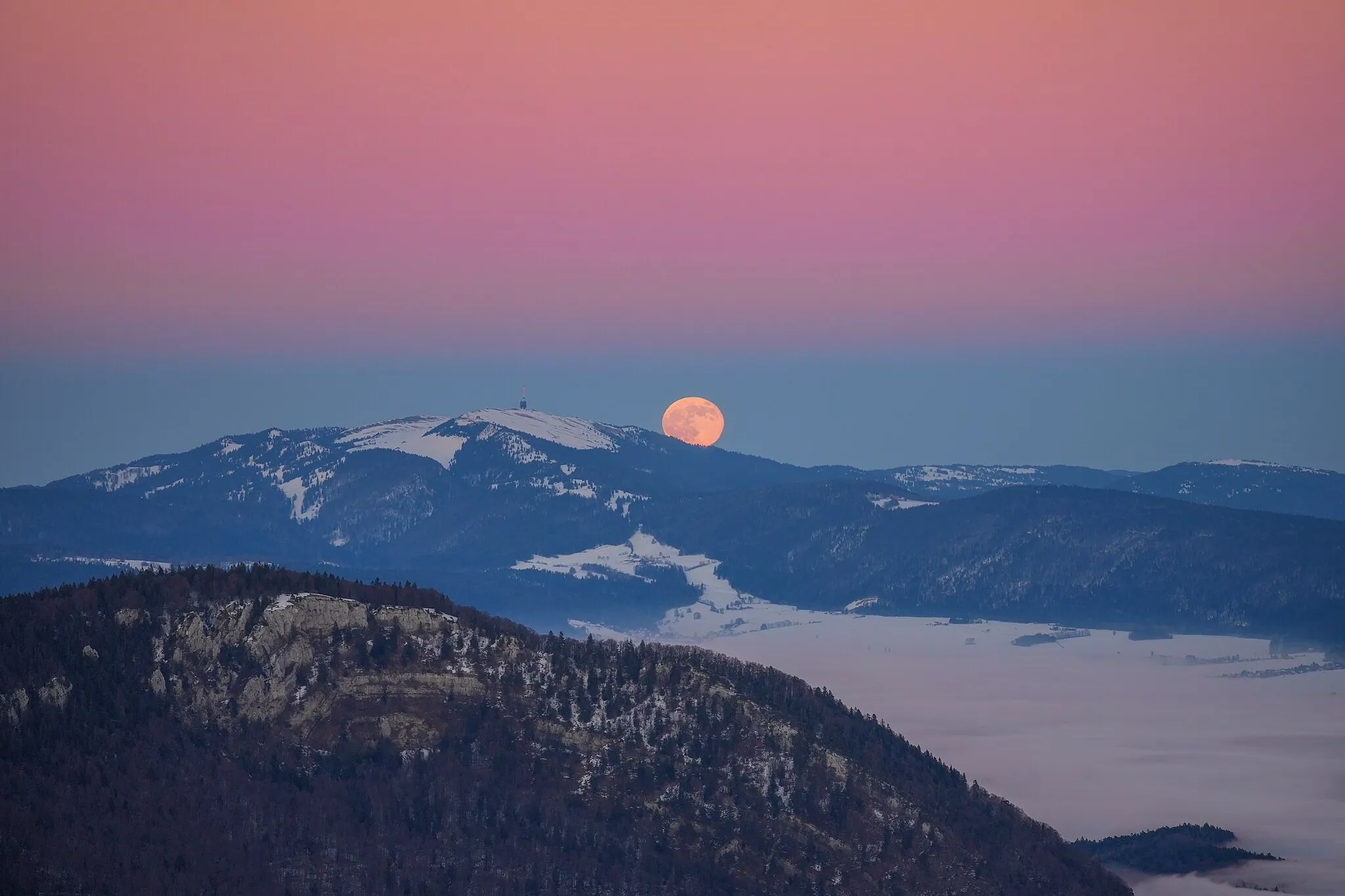 Photo showing: Full Moon rising behind Chasseral during sunset