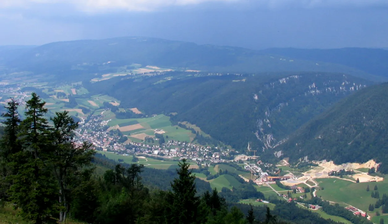 Photo showing: The village Court in the north of the Canton Bern (Switzerland). View from the south-east. On the right hand the Gorges de Court, where the river Birse/Birs flows to the north through a ridge of the Jurassic mountains (Jura) and the construction of the Transjurane a new motorway/freeway.