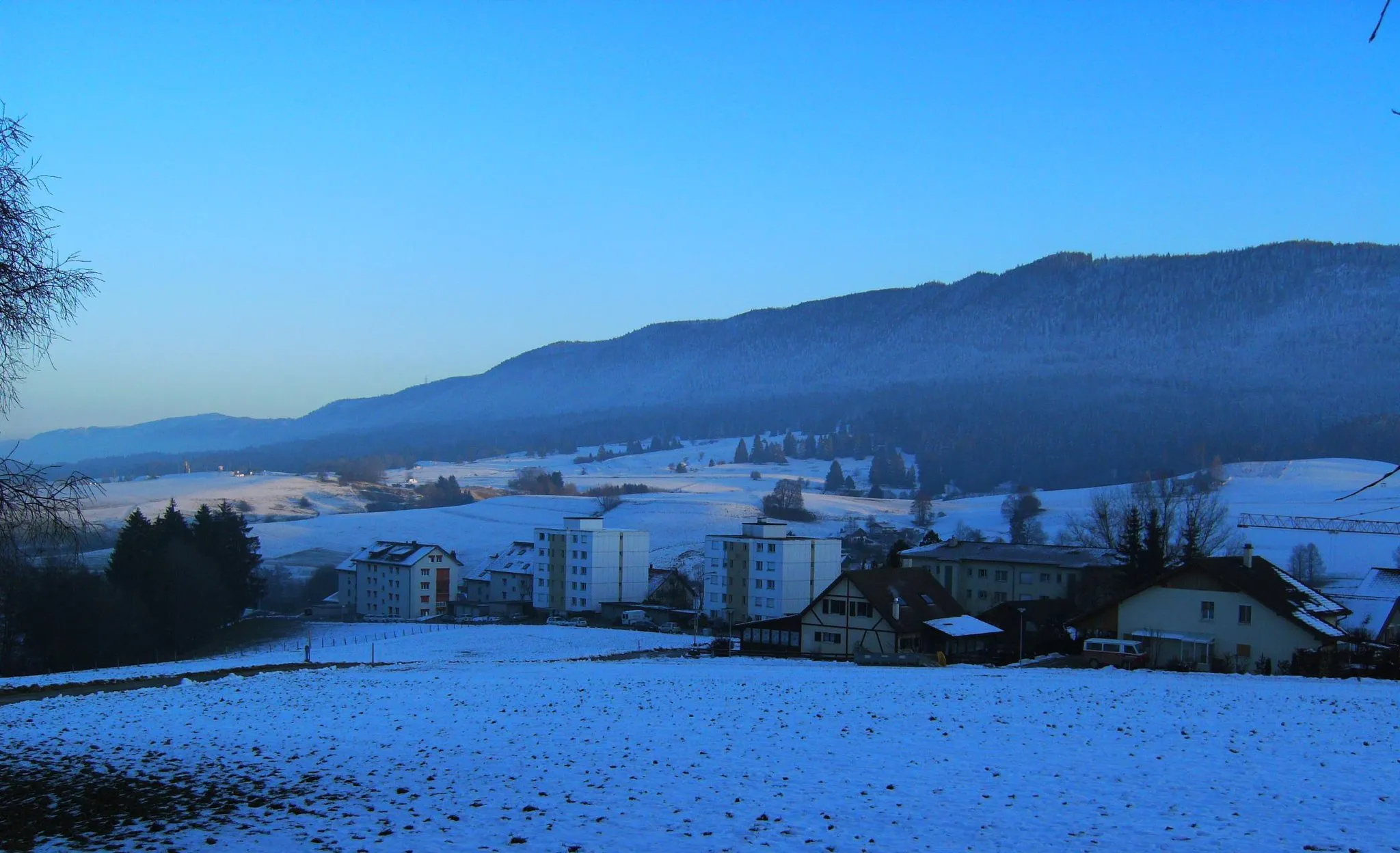 Photo showing: Chaîne de Montoz dans le Massif du Jura, côté suisse, avec la commune de Tavannes.