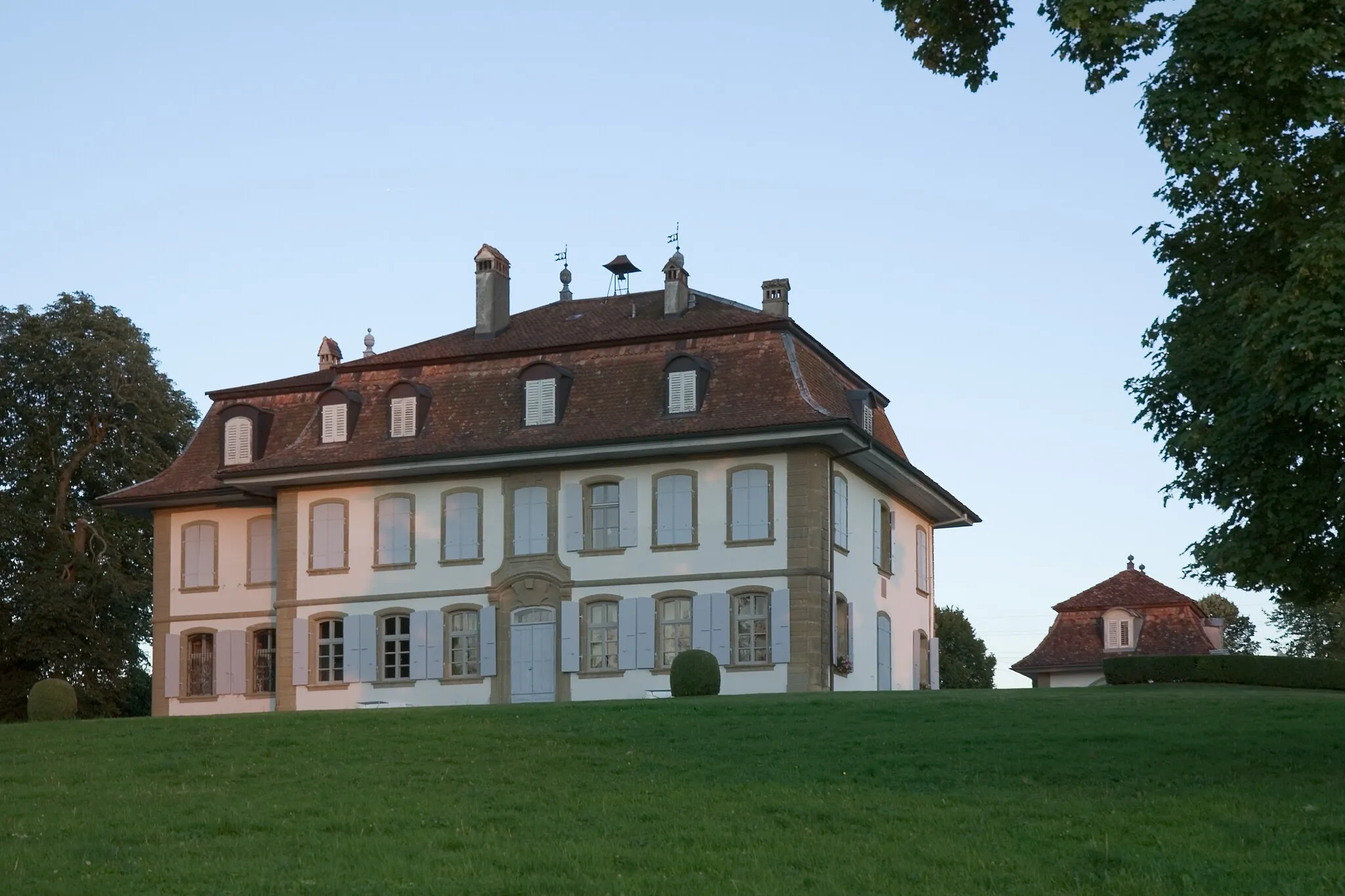 Photo showing: Herrenhaus de Lenzbourg in Vogelshaus, Gemeinde Bösingen, Schweiz
