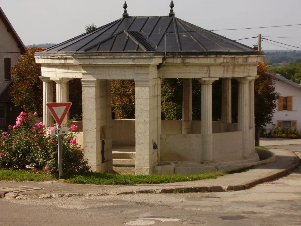 Photo showing: Fontaine de Loray - photos prise par F. Konig septembre 2006