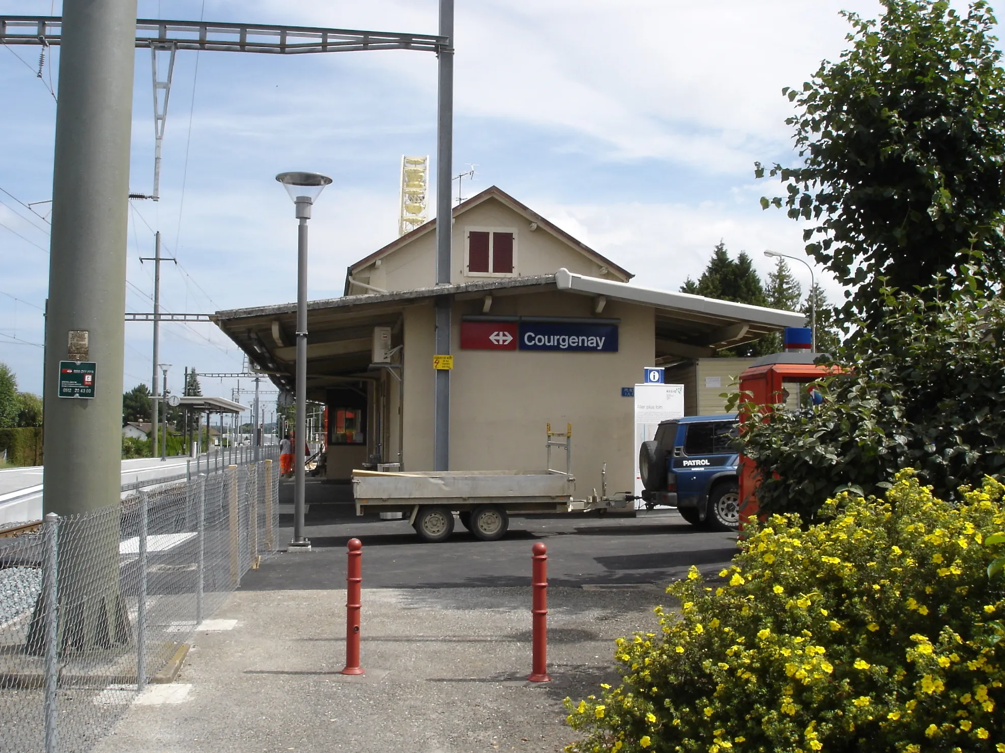 Photo showing: Courgenay train station.