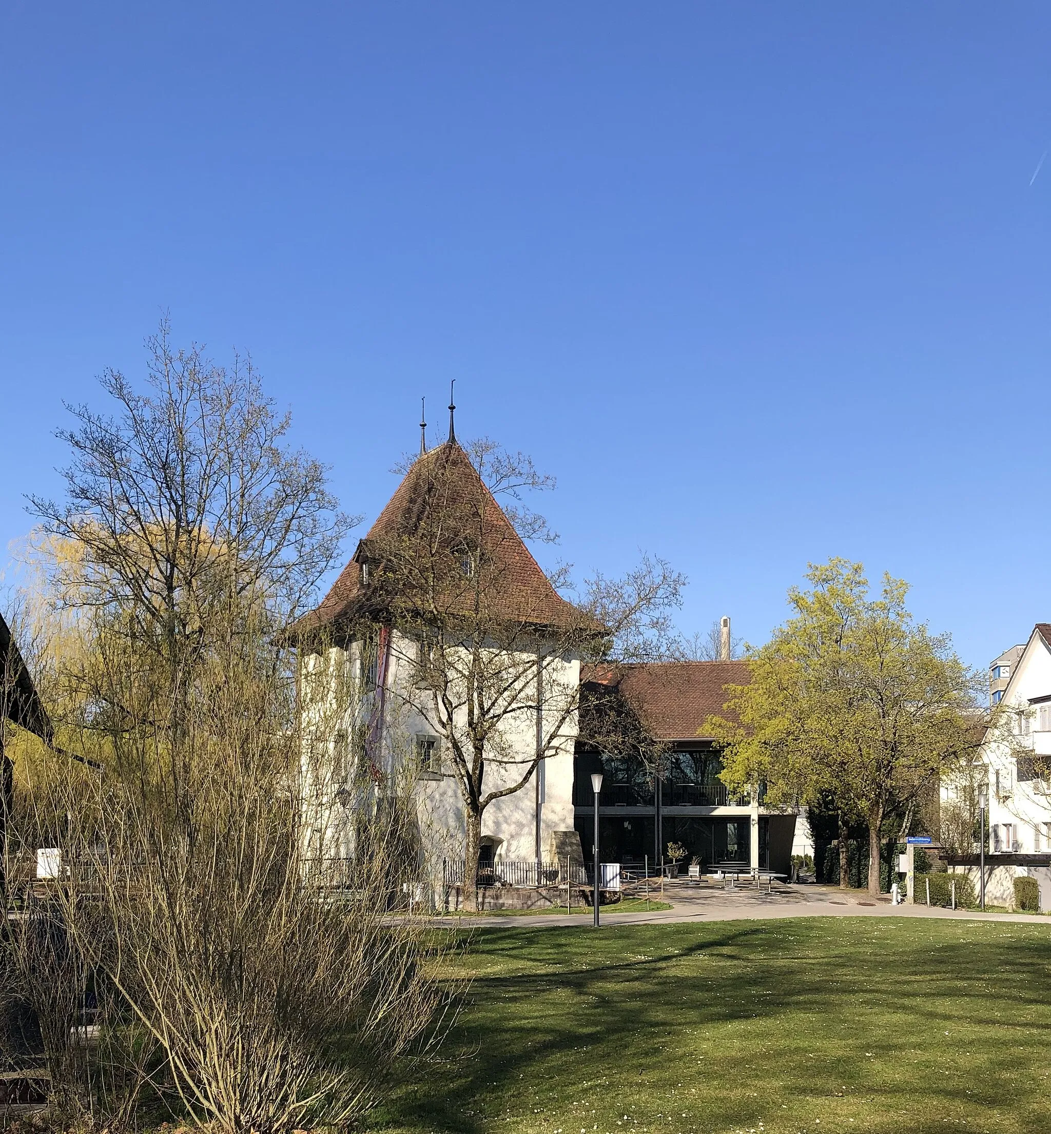 Photo showing: Altes Schloss Bümpliz mit Restaurant rechts