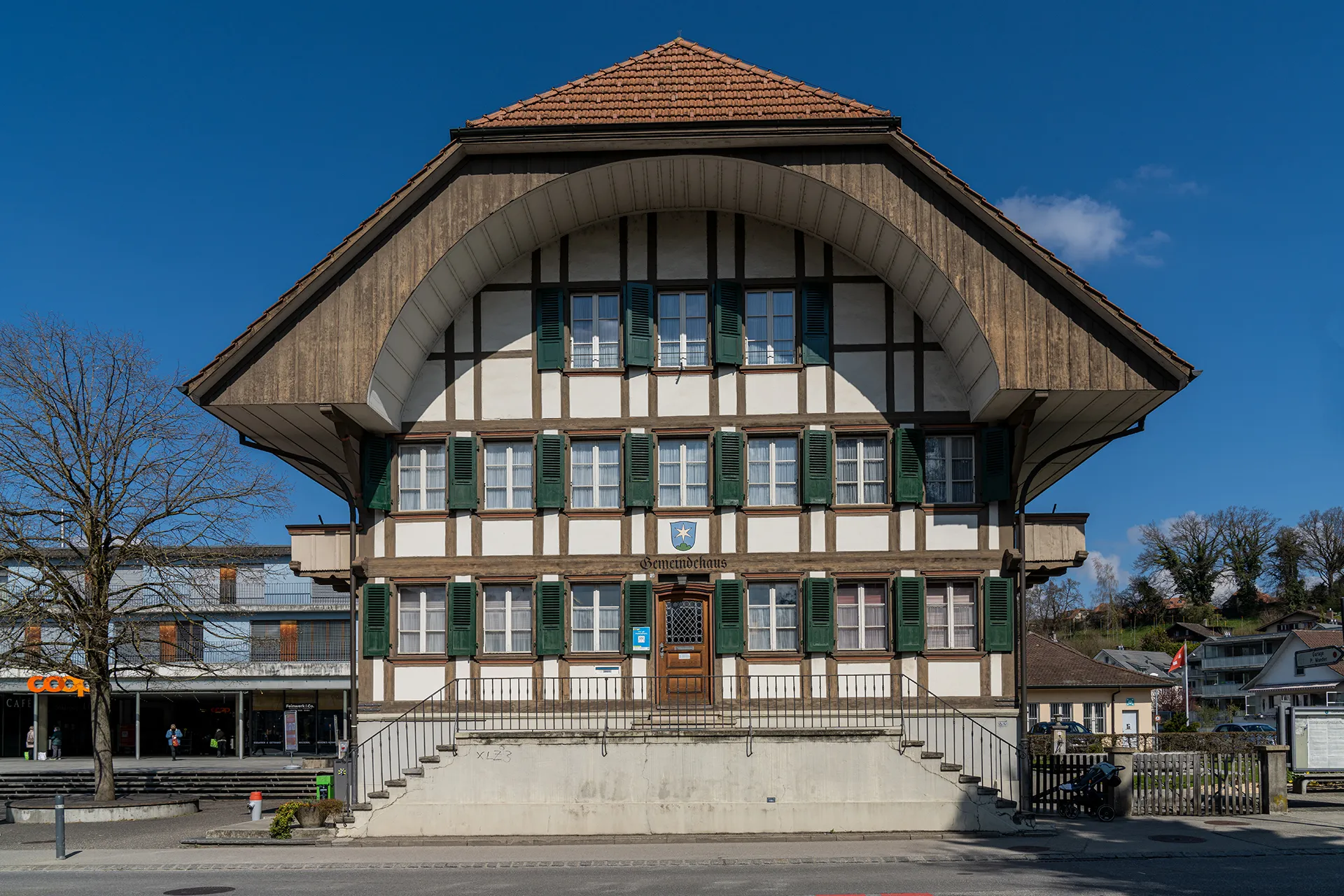 Photo showing: Gemeindehaus mit Gemeindewappen über dem Eingang, in Neuenegg (BE)