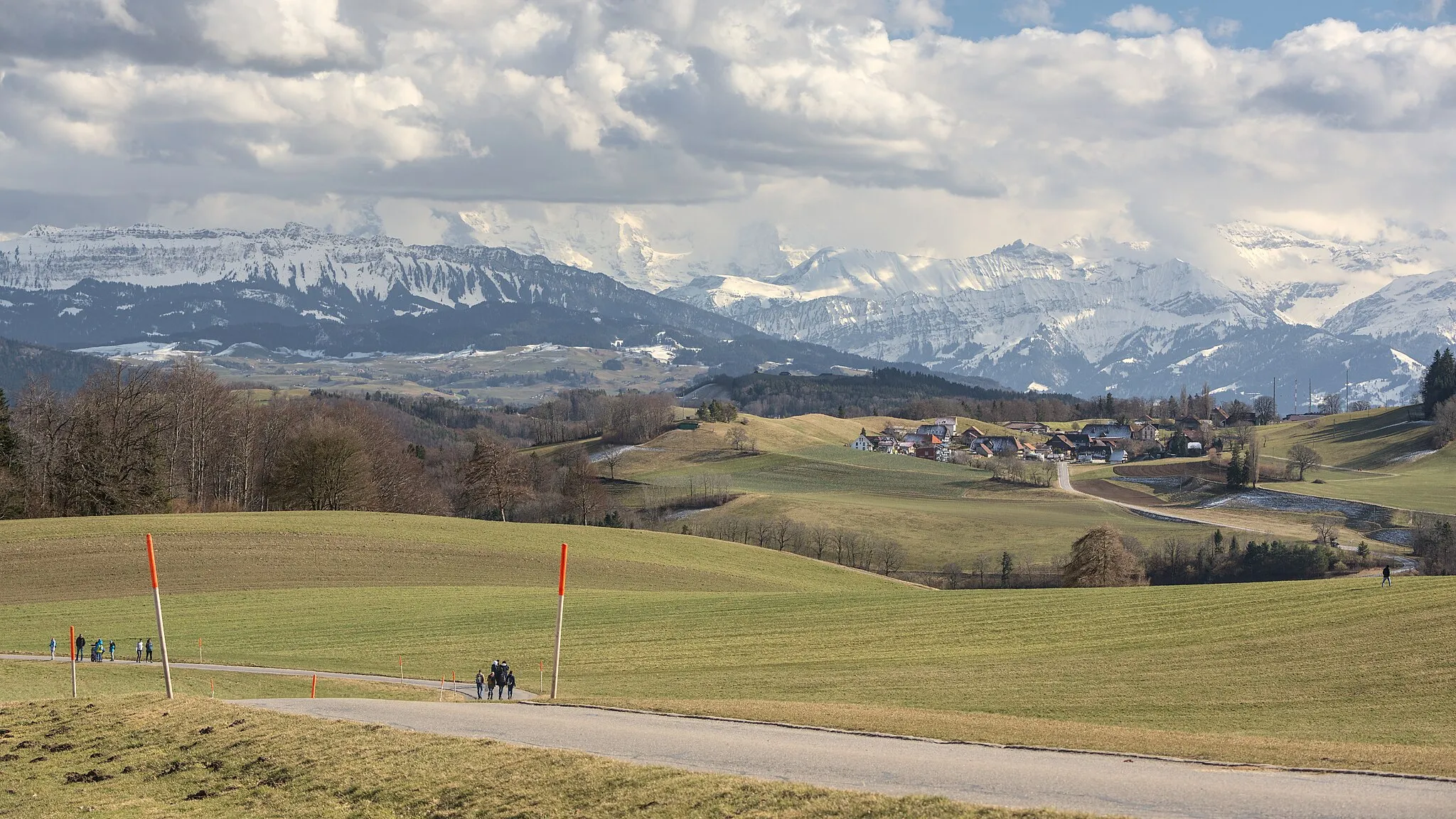 Photo showing: View from Gurten over Gurtendorf to the 4000 m high mountains Schreckhorn and Aletschhorn