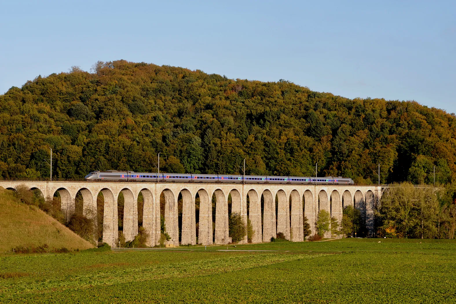 Photo showing: Gümmenen viaduct over the river Sarine with TGV 9288; Berne, Switzerland