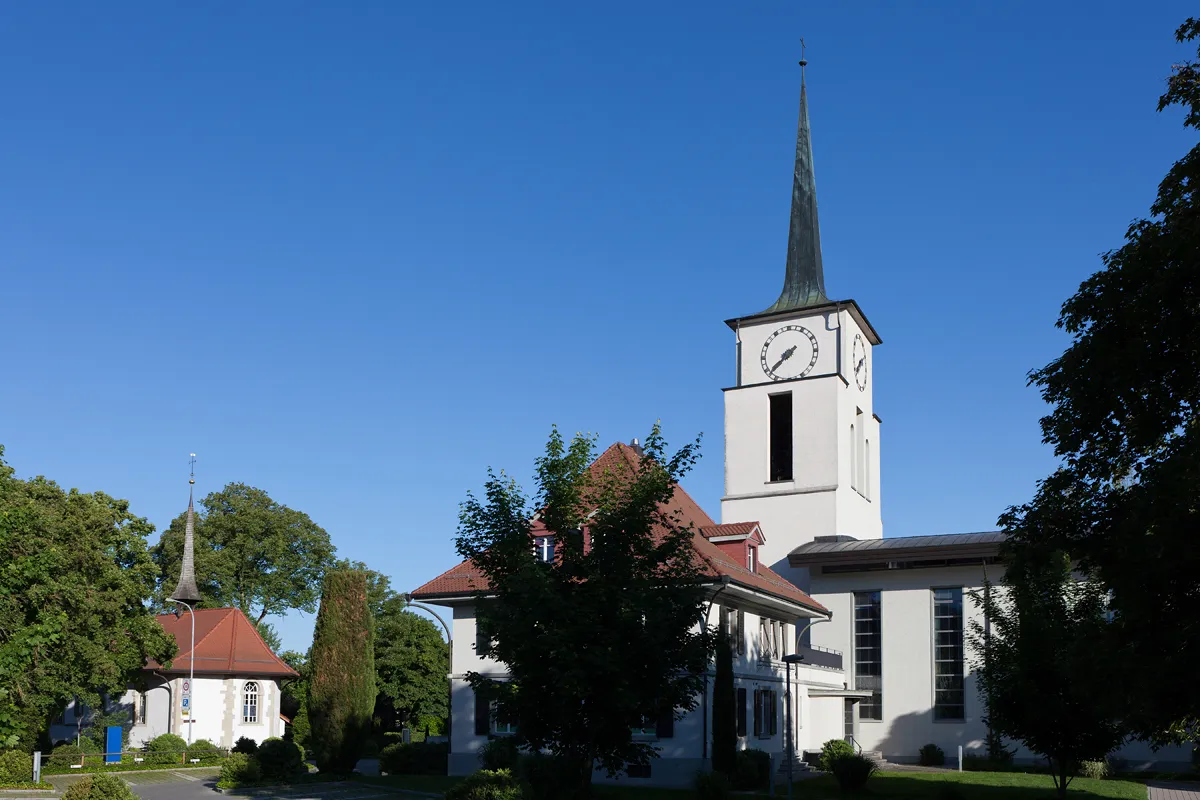 Photo showing: Die alte Kirche und die reformierte Kirche in Lyss (BE)