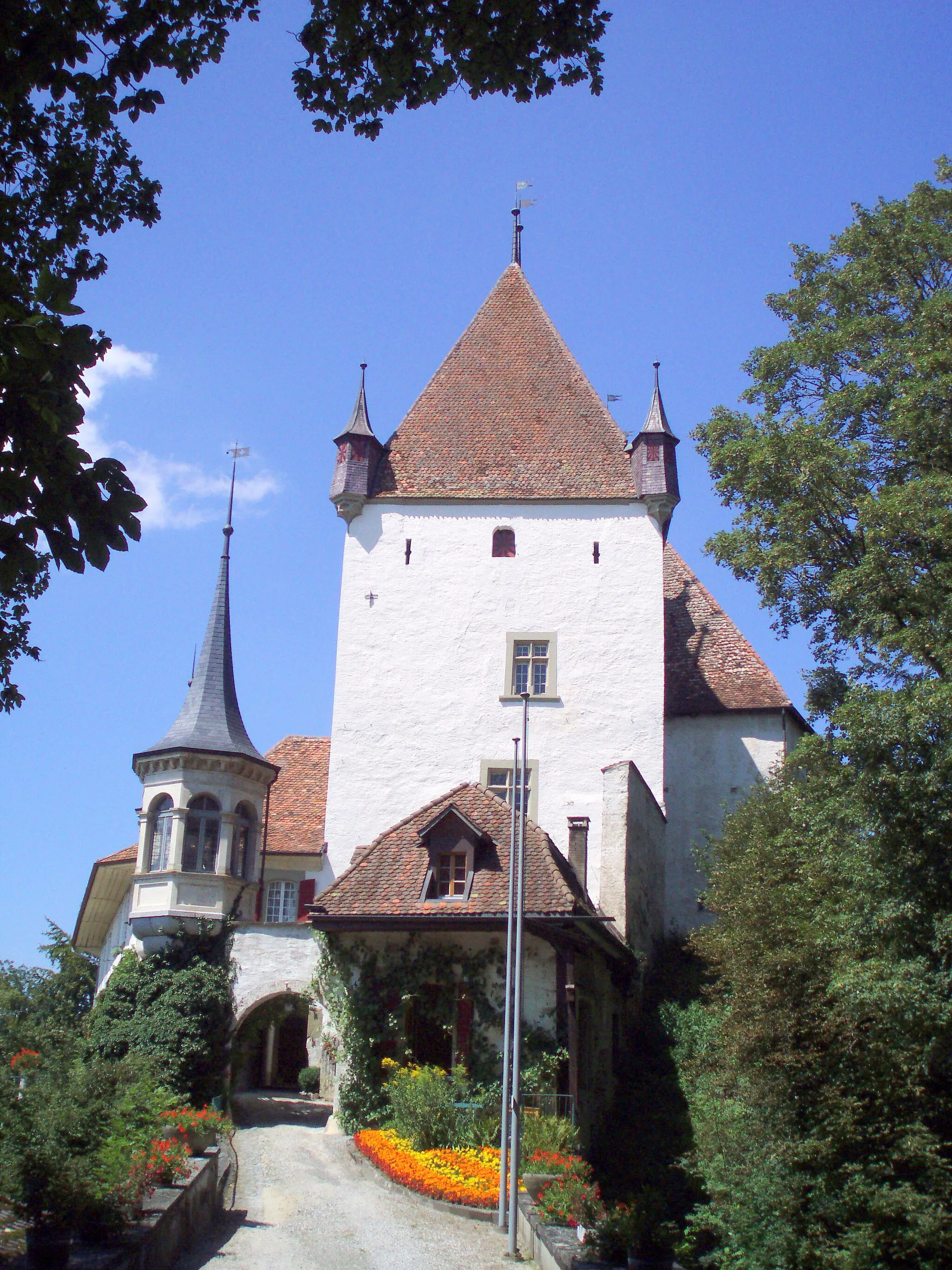 Photo showing: Kasteel Worb gezien vanaf de toegangsbrug.