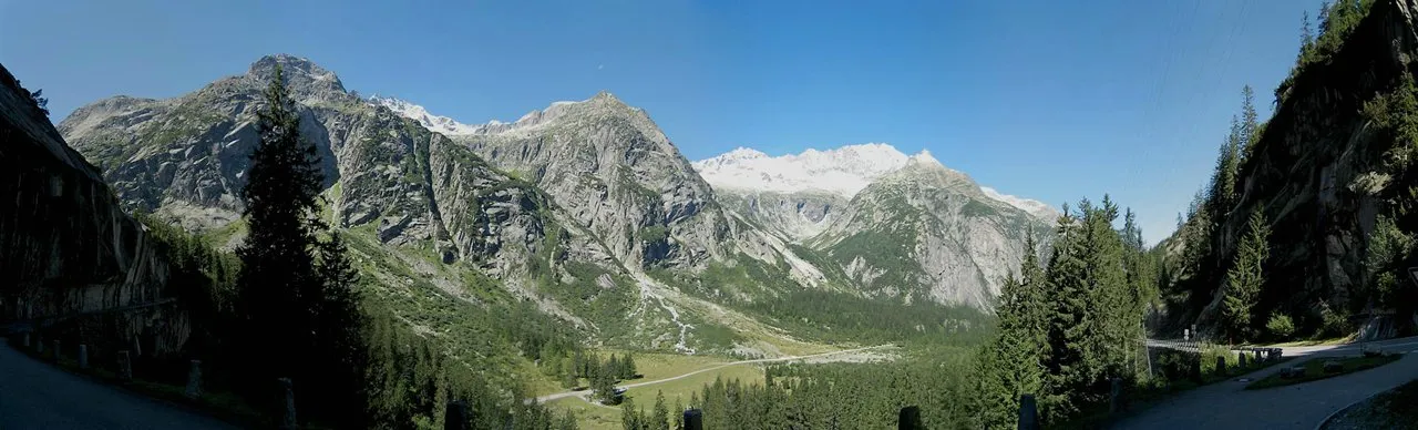 Photo showing: Handegg as seen from a part of the old Grimselpass road, Guttannen BE, Switzerland (@1530 m AMSL)