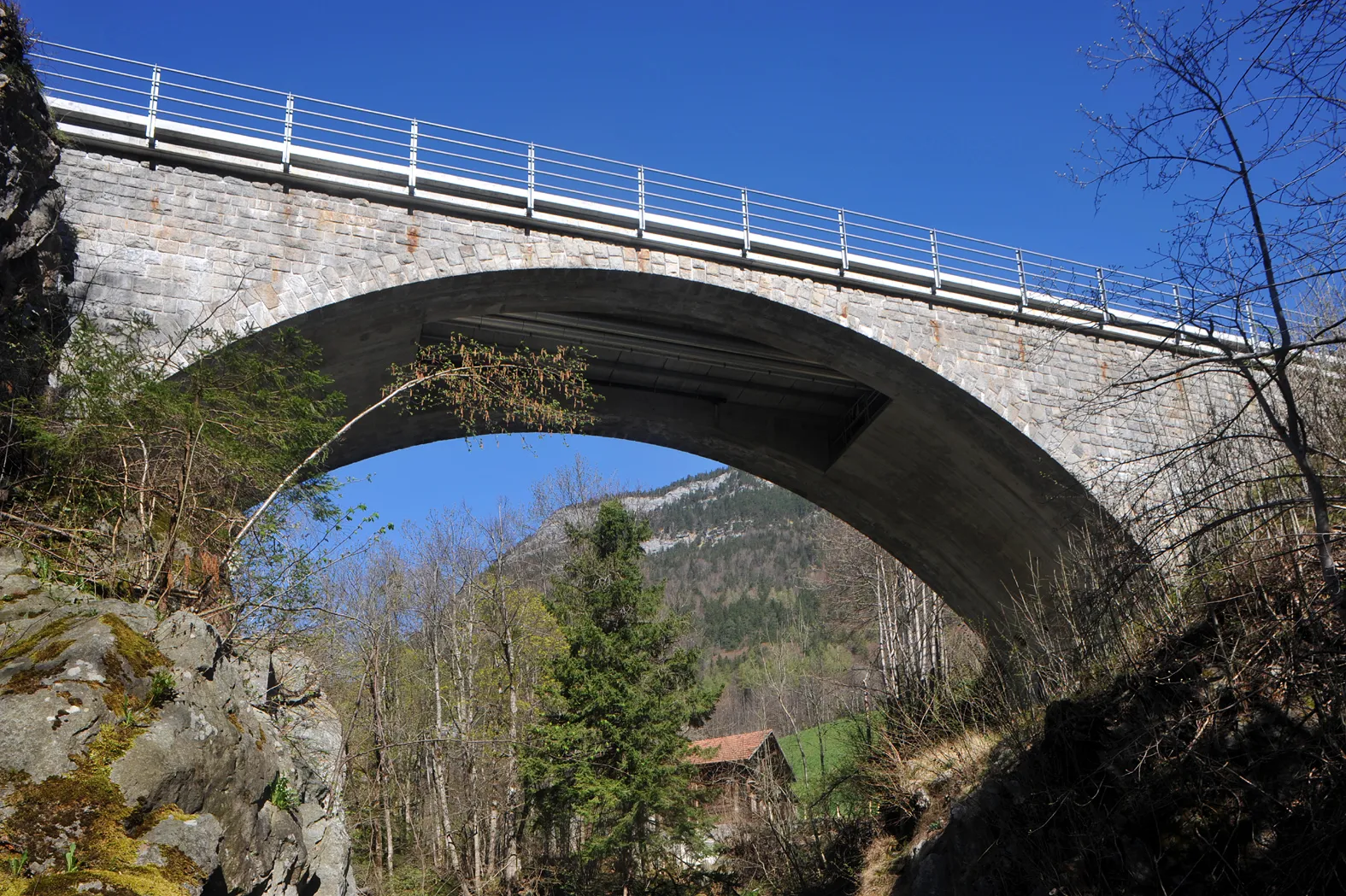 Photo showing: Bridge in Wyler over the Gadmerwasser by Robert Maillart, built 1938; Berne, Switzerland.