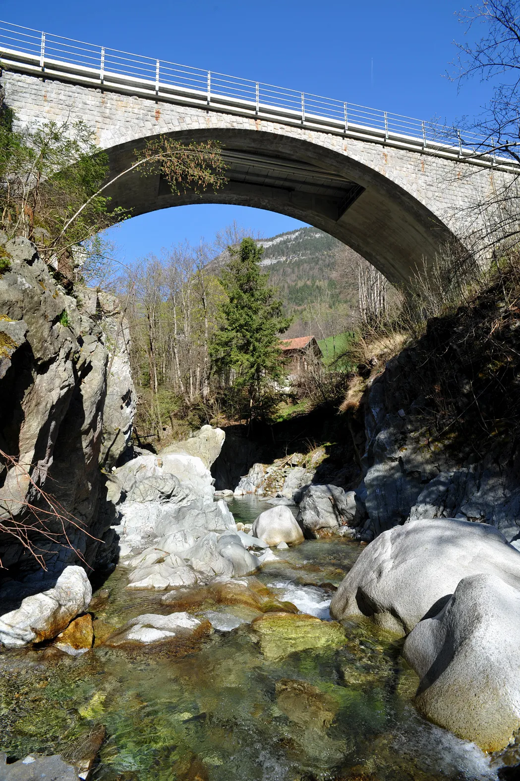 Photo showing: Bridge in Wyler over the Gadmerwasser by Robert Maillart, built 1938; Berne, Switzerland.