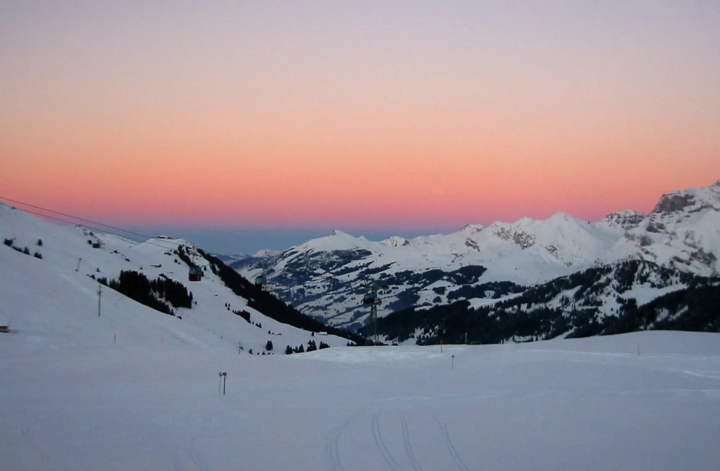 Photo showing: Dämmerung (Abenddämmerung) vom Hahnenmoospass bei Adelboden aus gesehen