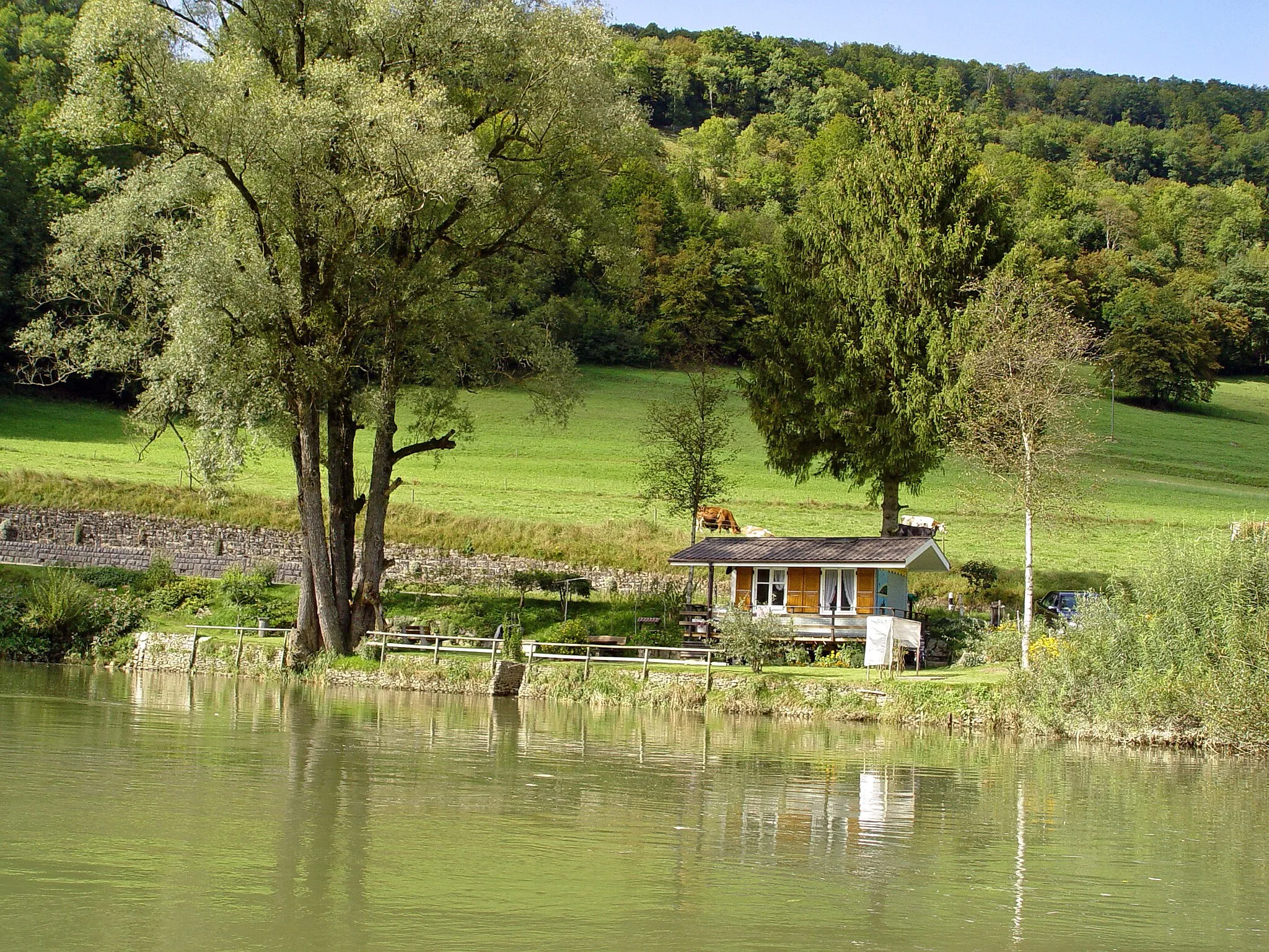 Photo showing: Haus direkt am Ufer von Le Doubs bei Ocourt
