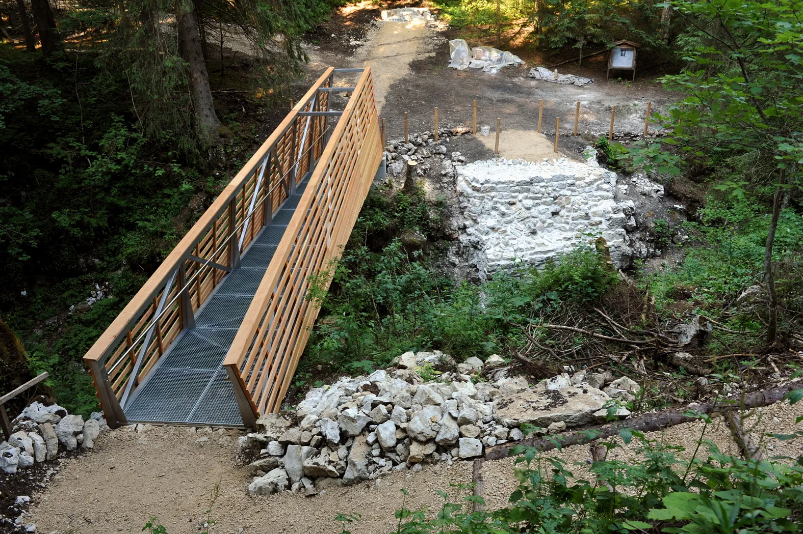 Photo showing: Anabaptist bridge crossing the Combe du Bez above Corgémont; Berne, Switzerland.
Inserting the new pedestrian bridge.