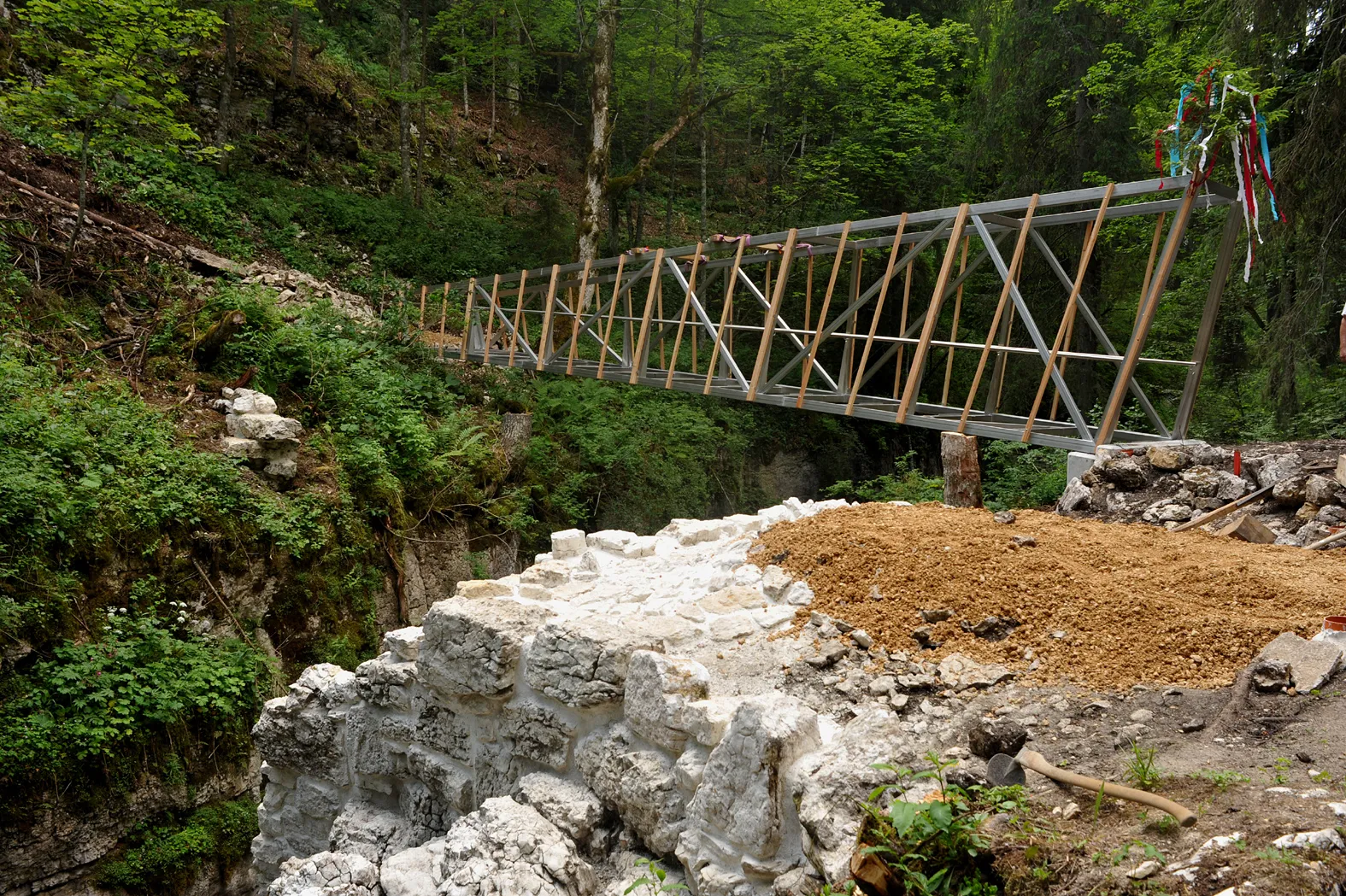 Photo showing: Anabaptist bridge crossing the Combe du Bez above Corgémont; Berne, Switzerland.
Inserting the new pedestrian bridge.