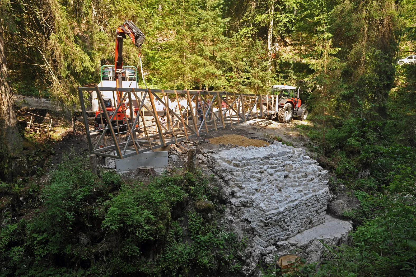 Photo showing: Anabaptist bridge crossing the Combe du Bez above Corgémont; Berne, Switzerland.
Inserting the new pedestrian bridge.