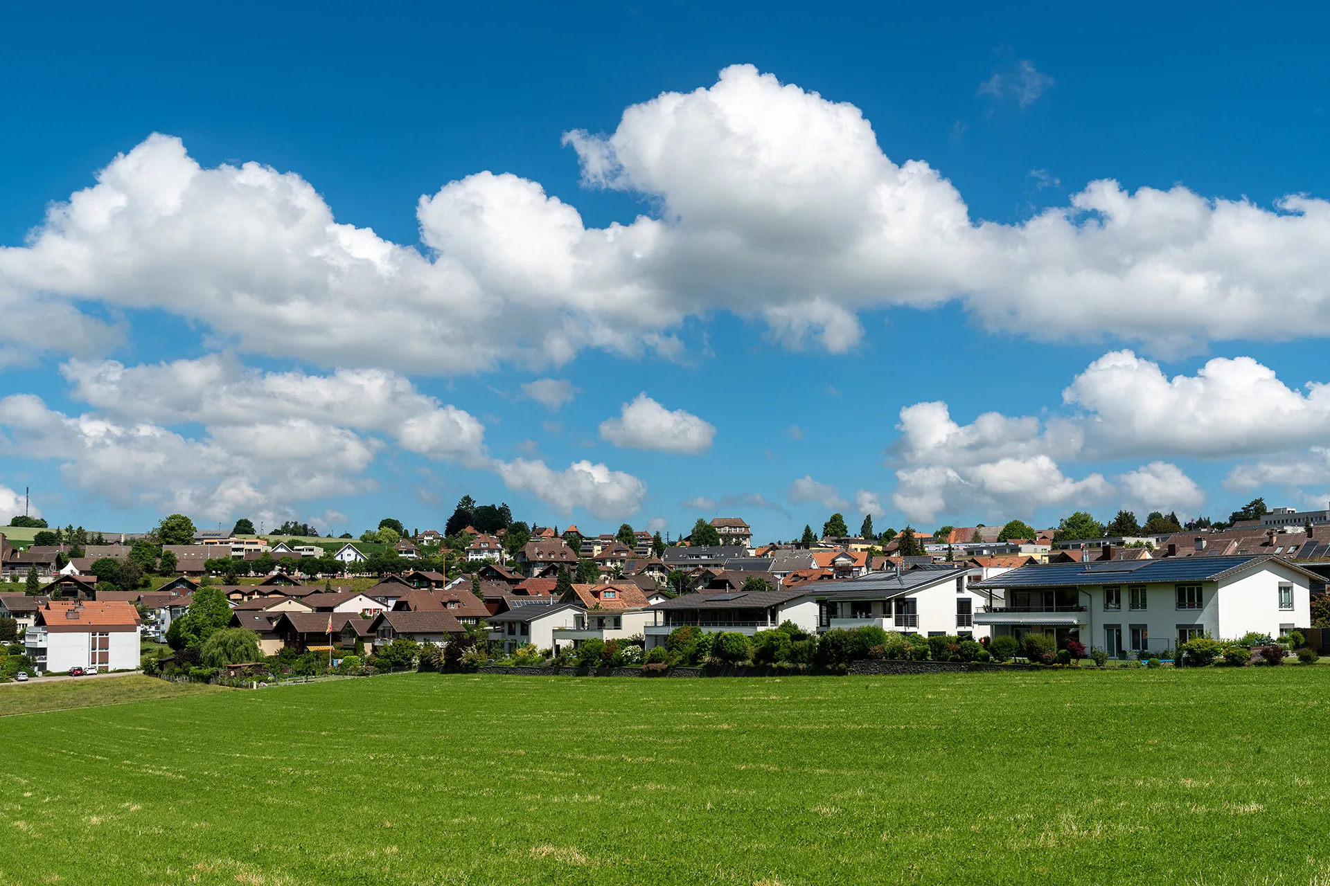 Photo showing: Grosshöchstetten: Blick von der Altersiedlung her Richtung Dorf mit dem alten Sekundarschulhaus