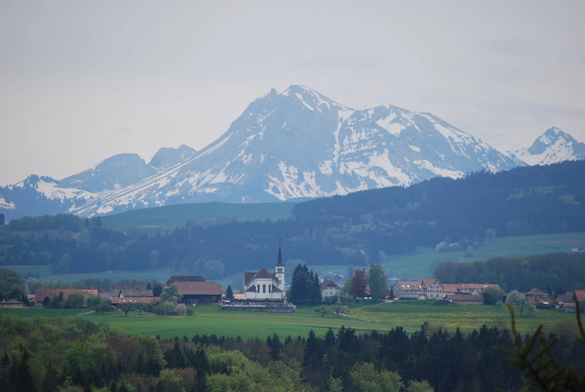 Photo showing: View to the Fribourg Alps from the train station of Matran, canton of Fribourg, Switzerland