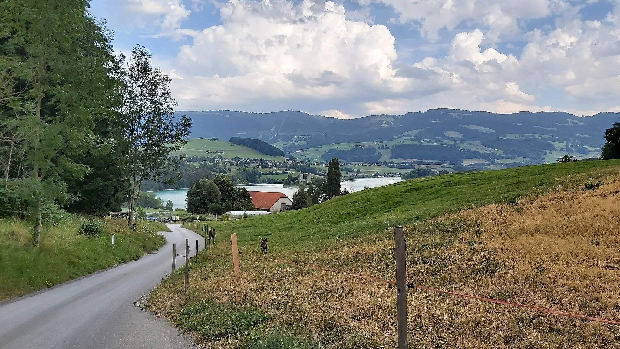 Photo showing: Chemin vers le lac de Gruyère à Le Bry, Fribourg Suisse
