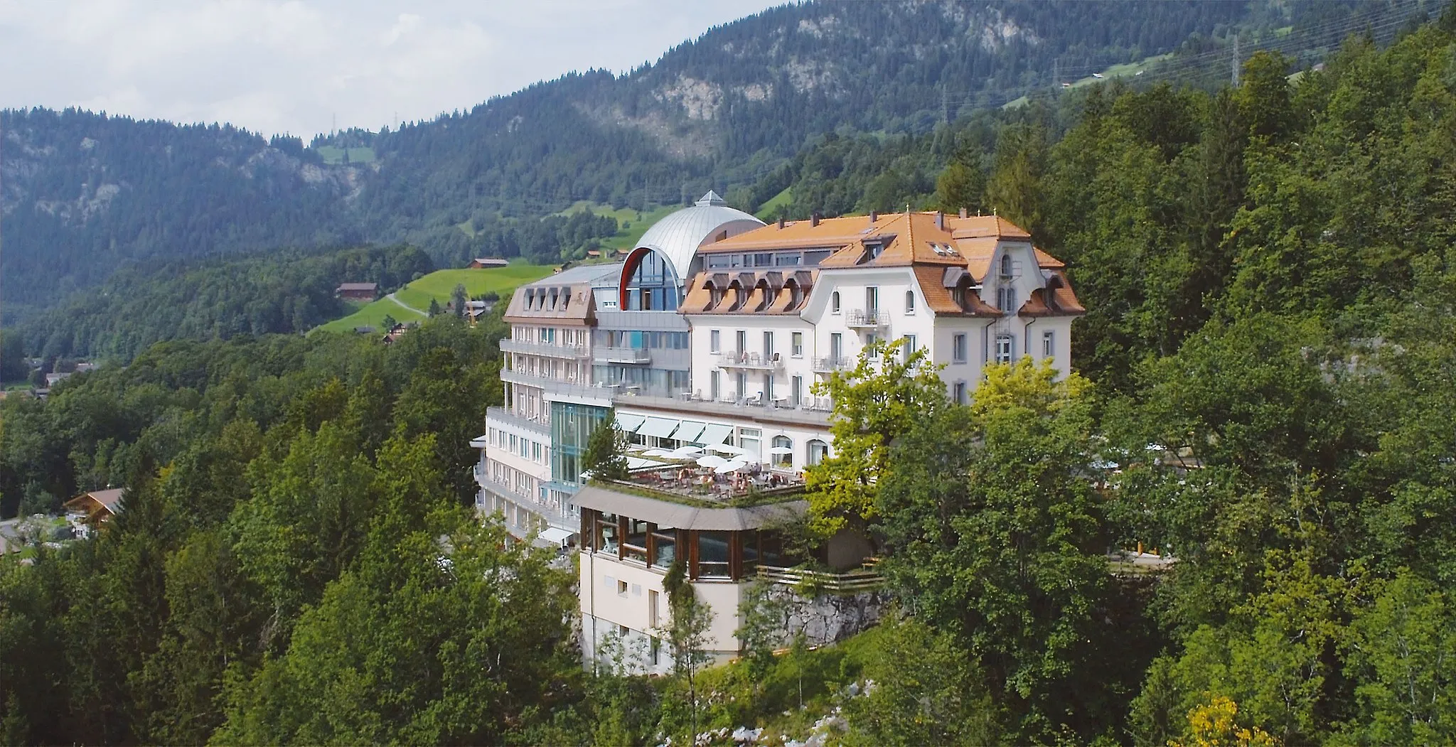 Photo showing: ab 2007 Rehaklinik Hasliberg, Aufnahme aus der Vogelperspektive (Heli): 1906, nach der Inbetriebnahme der Brünigbahn, baute Karl Gisler das Hotel Schweizerhof als 1. Klasshotel