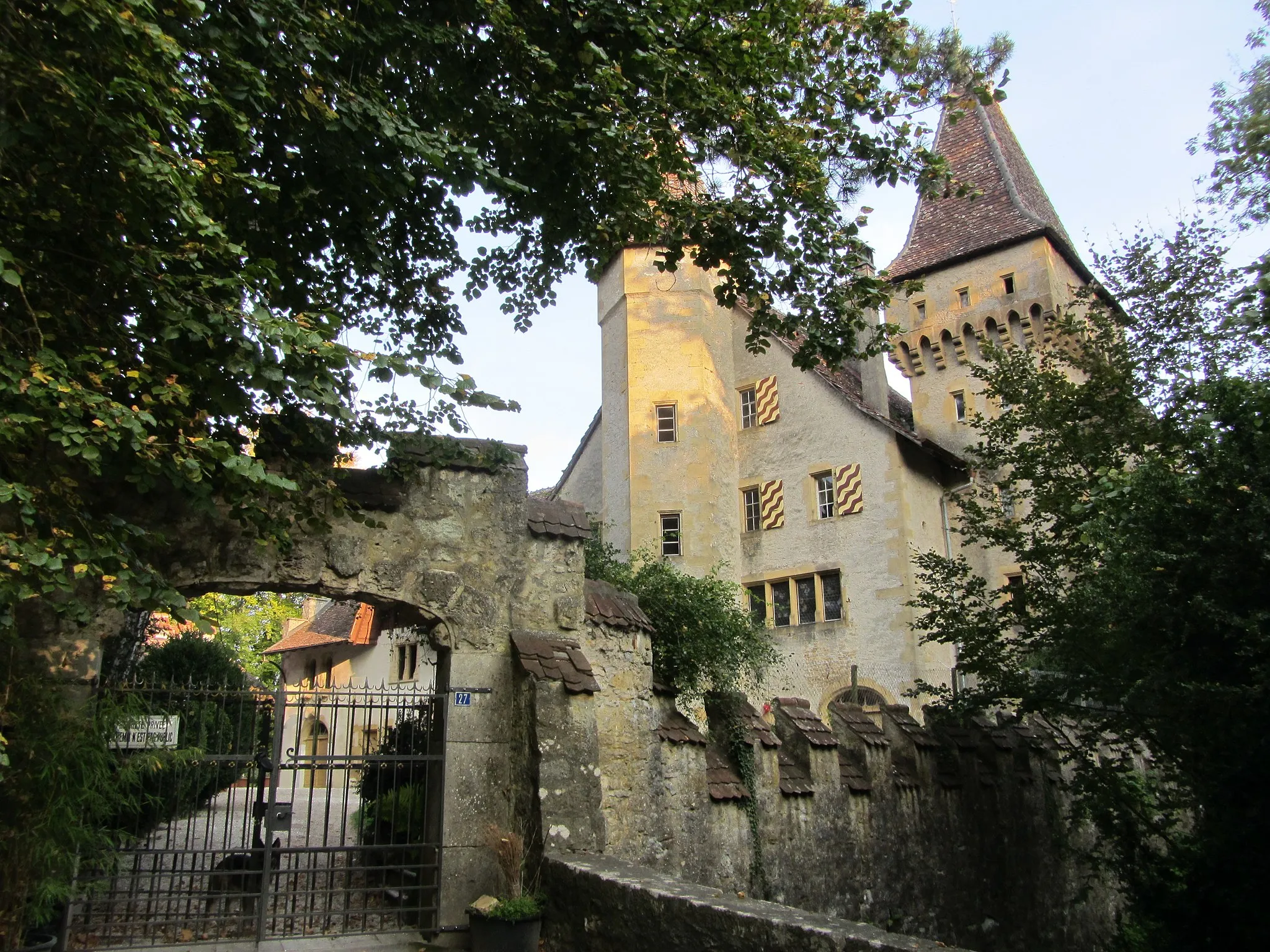 Photo showing: Switzerland, Cressier, Castle Jeanjaquet, entrance