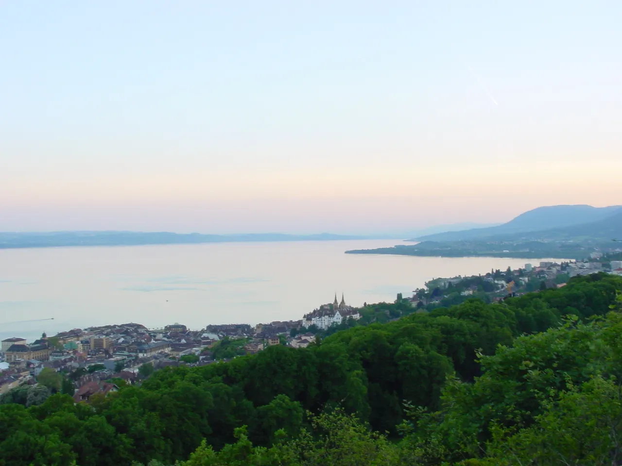 Photo showing: Neuchâtel lake and castle from La Roche de l'Ermitage