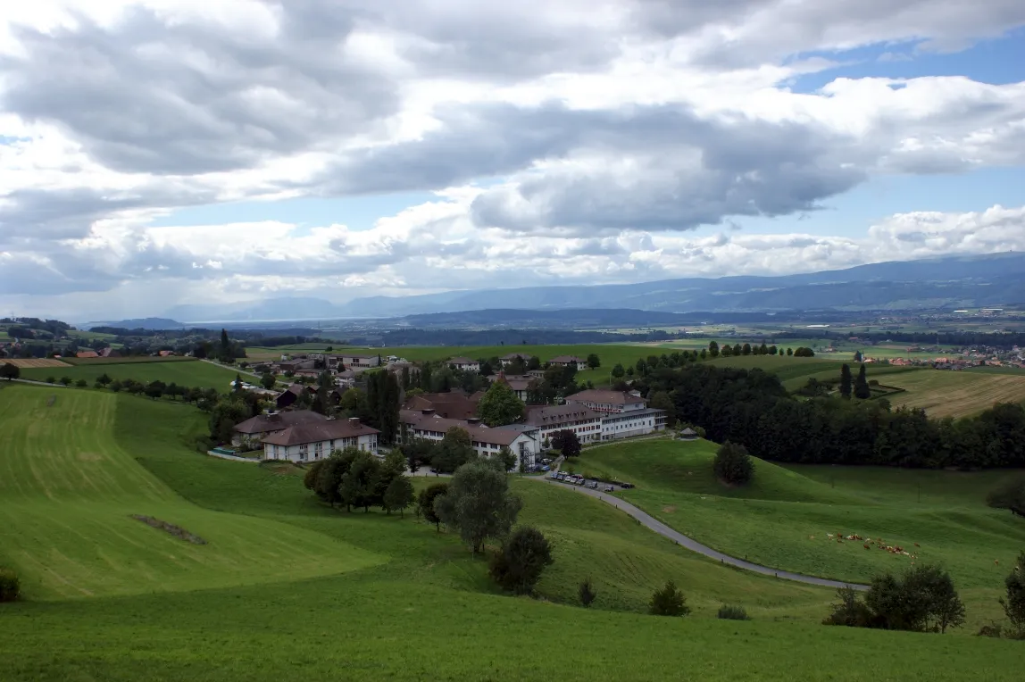 Photo showing: Frienisberg - Dorf Gesamtansicht mit Berner Seeland und Jura im Hintergrund - DSC03844.JPG