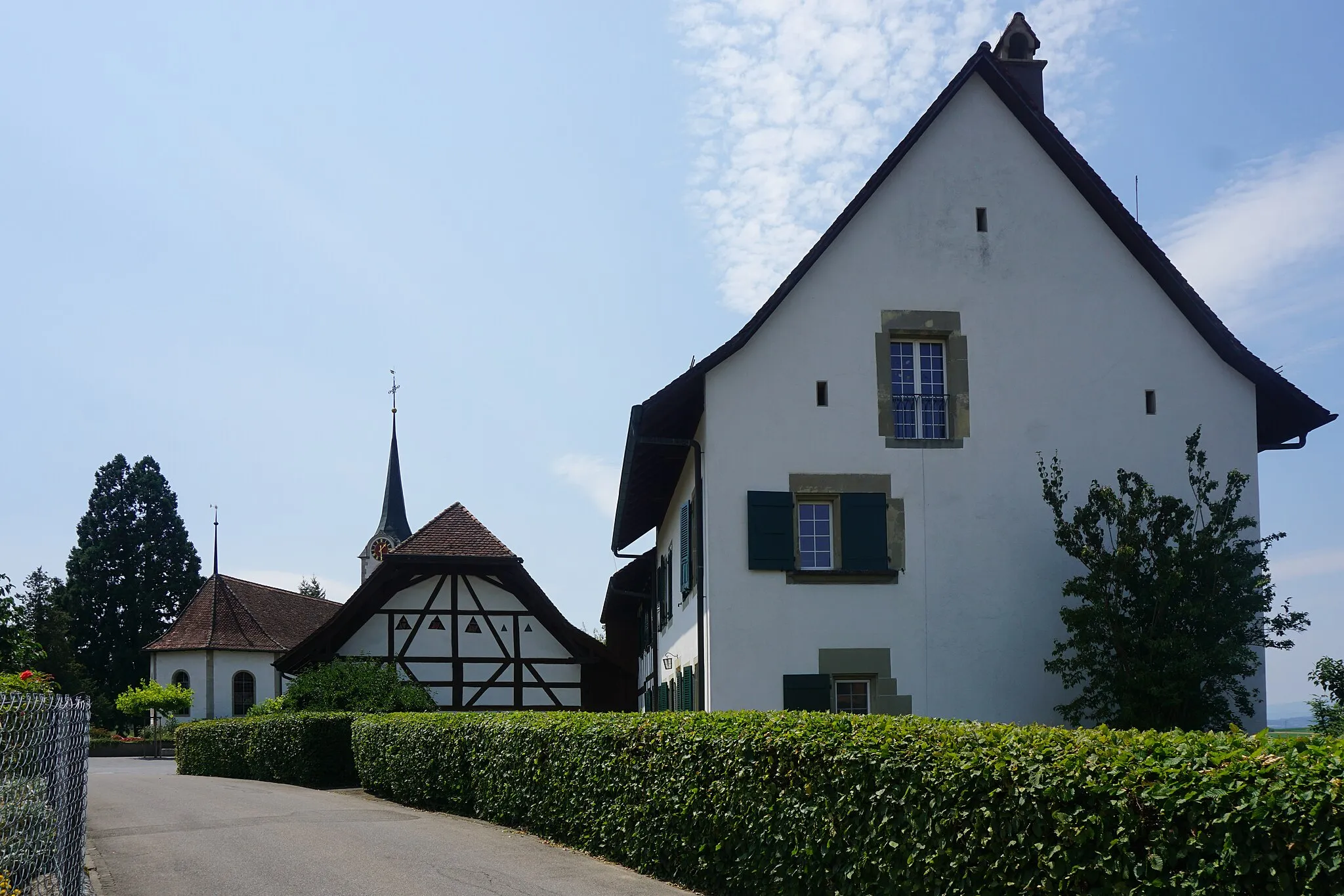 Photo showing: Kirche Seedorf bei Aarberg, mit Pfrundscheune in Bildmitte und Pfarrhaus rechts im Bild
