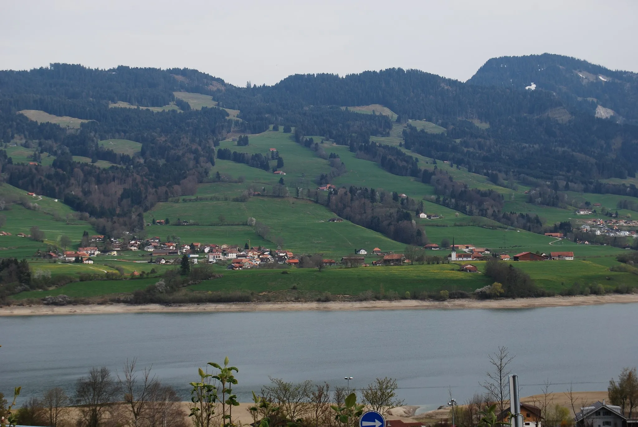 Photo showing: Hauteville and Lake of Gruère seen from the rest area La Gruyère, canton of Fribourg, Switzerland