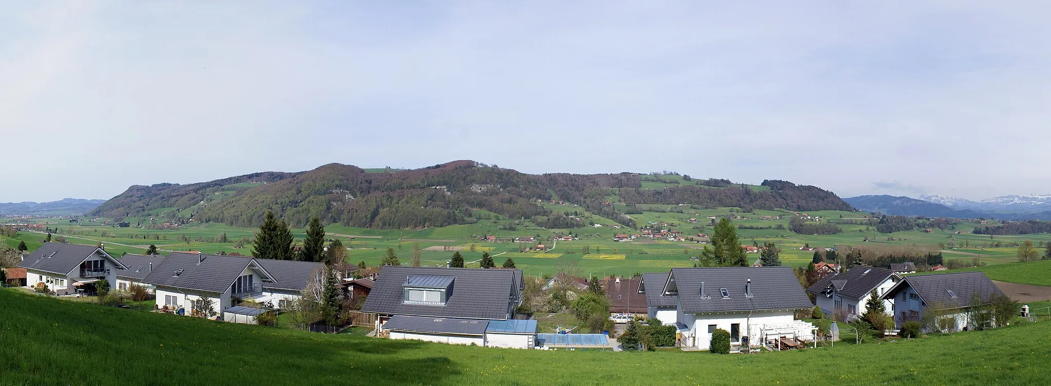 Photo showing: The Belpberg and the northern part of the Gürbe valley, as seen from Rümligen (Switzerland).