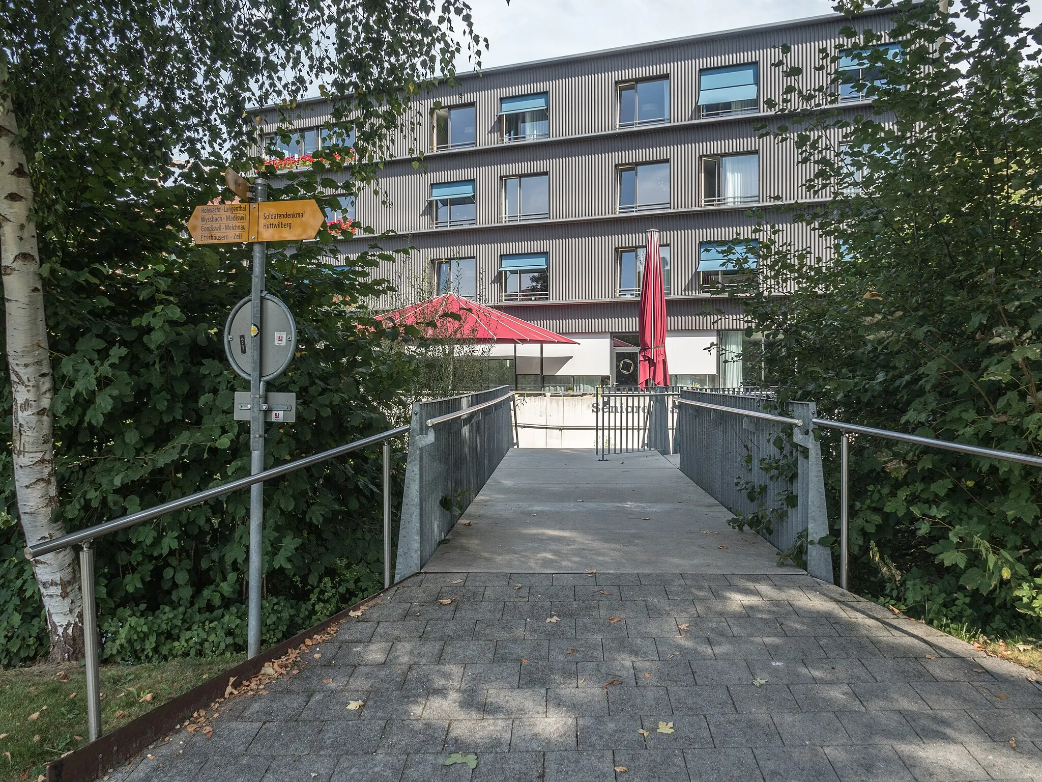 Photo showing: Pedestrian Bridge over the Langeten River, Huttwil, Canton of Bern, Switzerland