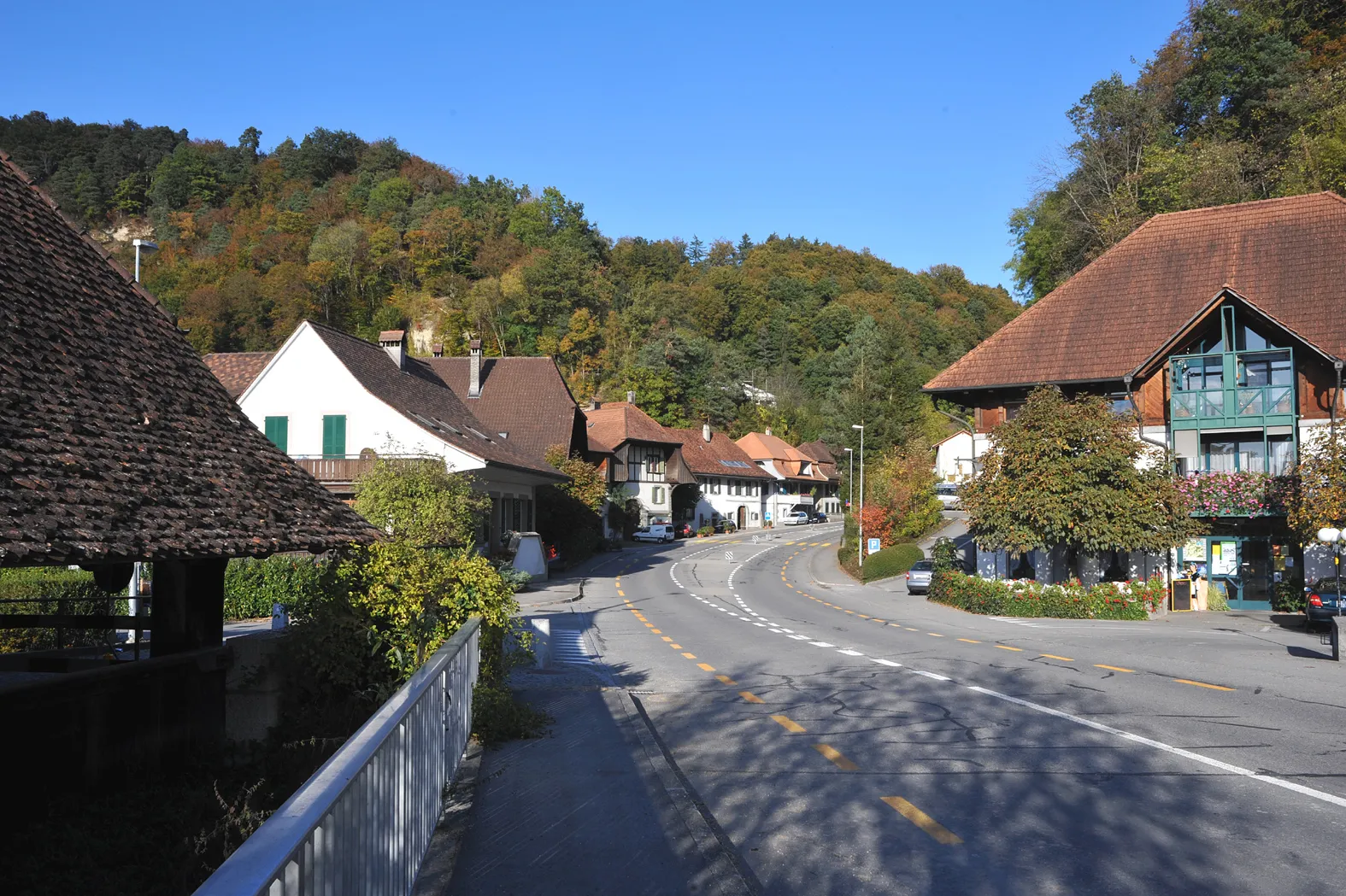 Photo showing: Gümmenen, a village in the municipality Mühleberg; on the left corner of the historical covered wooden bridge; Berne, Switzerland