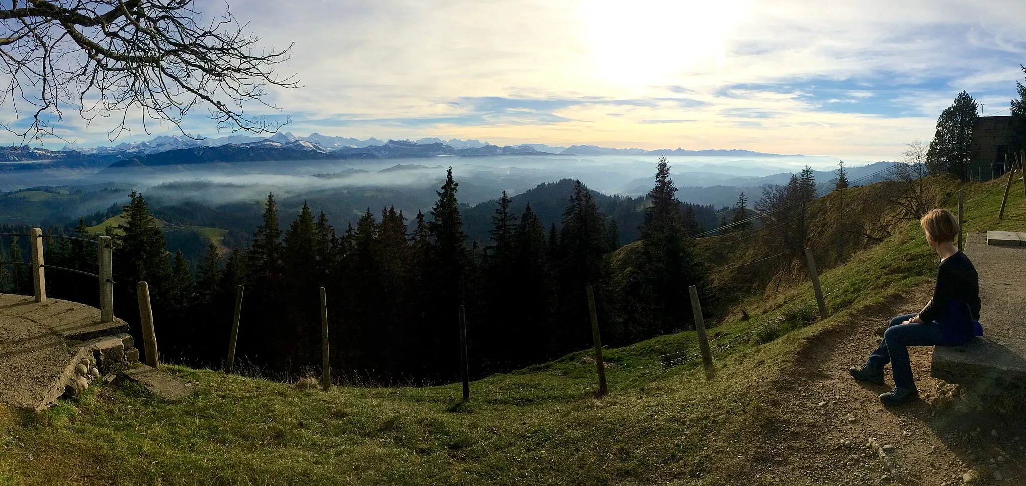 Photo showing: In der Bildmitte (knapp aus dem Dunst emporragend) der Niesen. Der bewaldete Hügel knapp vor uns ist die Anhöhe beim Grüebli.