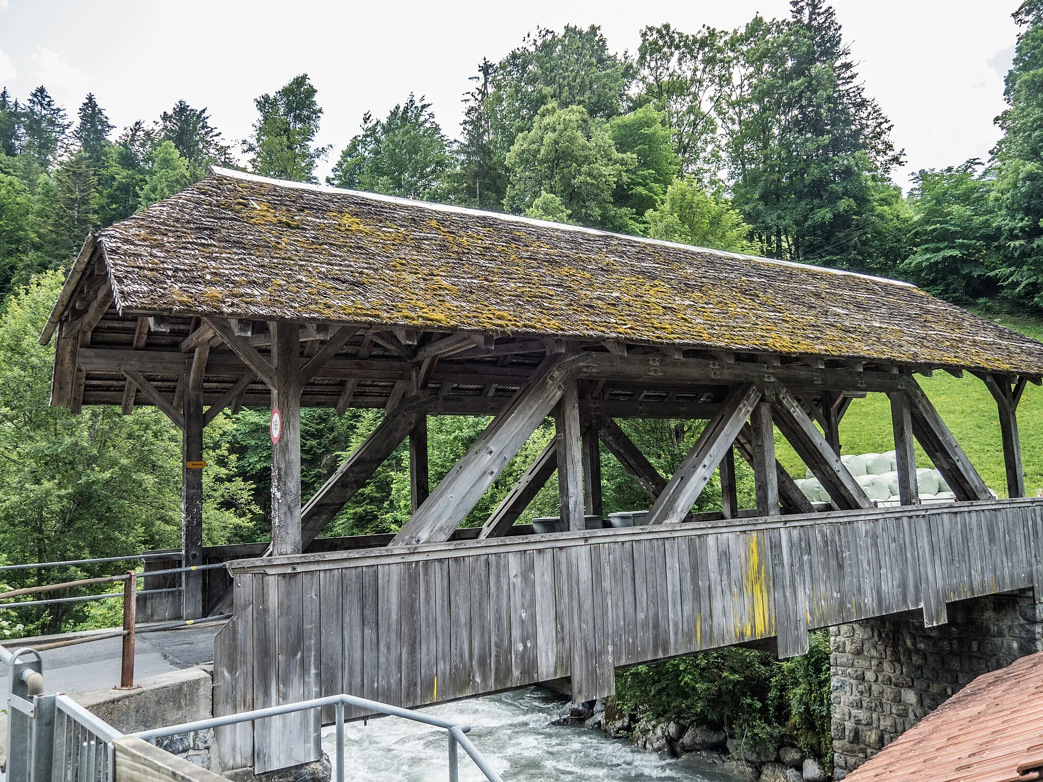 Photo showing: Covered Wooden Bridge over the Simme River, Oberwil im Simmental, Canton of Bern, Switzerland
