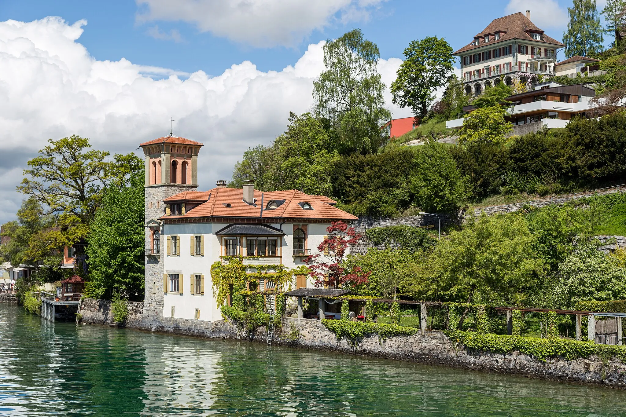 Photo showing: Oberhofen am Thunersee: Former hospital building Schoren 13, built in 1864 and now used as a residential building with a doctor's practice. Above: Villa Schnekenbühlstrass 21, built in 1922.