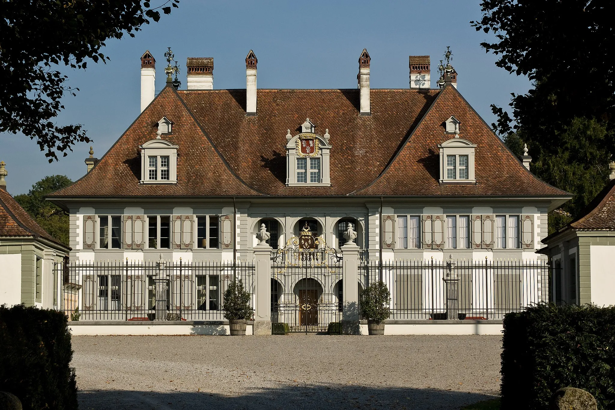 Photo showing: Oberdiessbach BE, Neues Schloss, die eindrückliche, gepflegte Eingangsfront