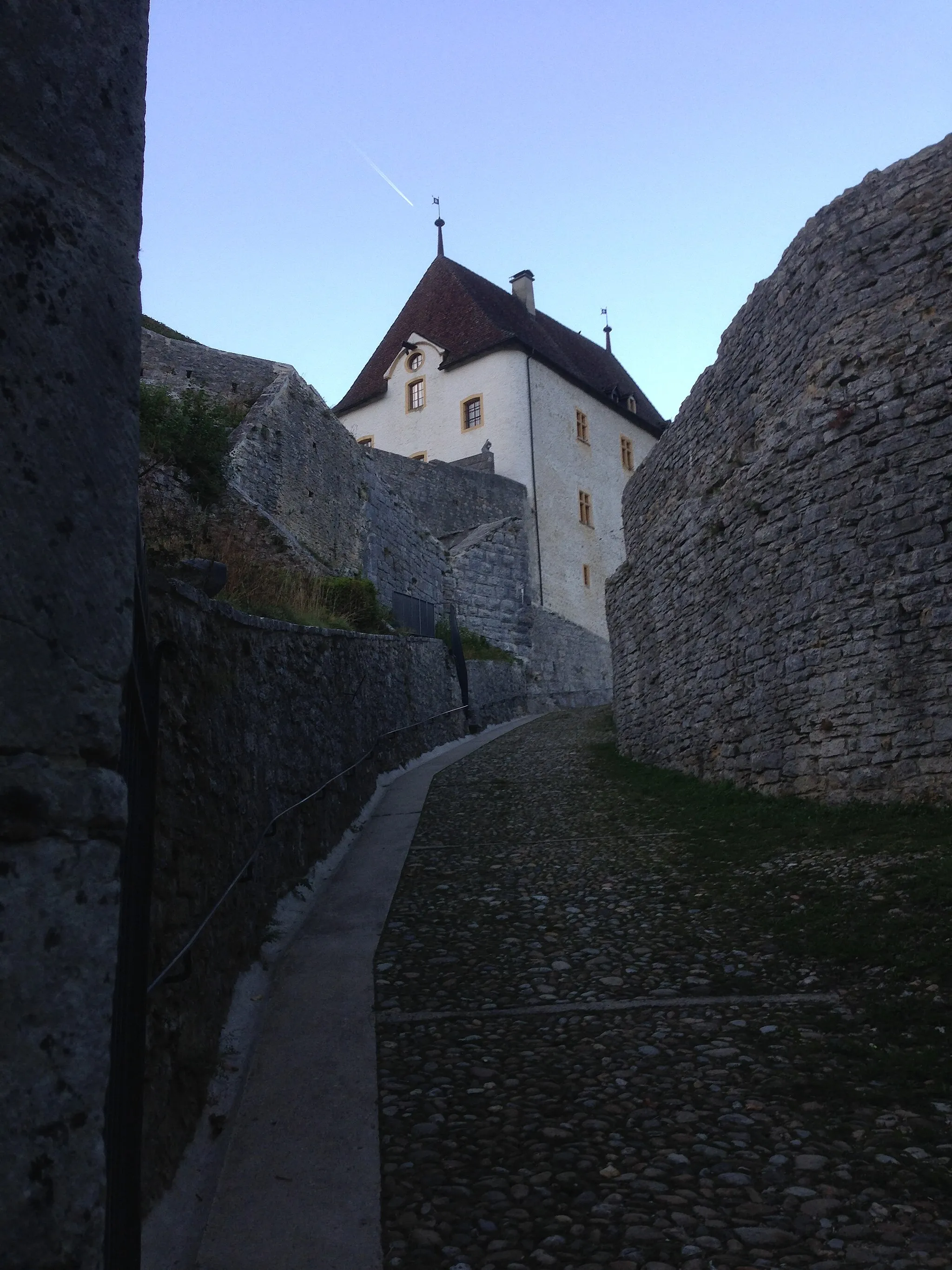 Photo showing: Montée du Château de Valangin dans le petit matin
