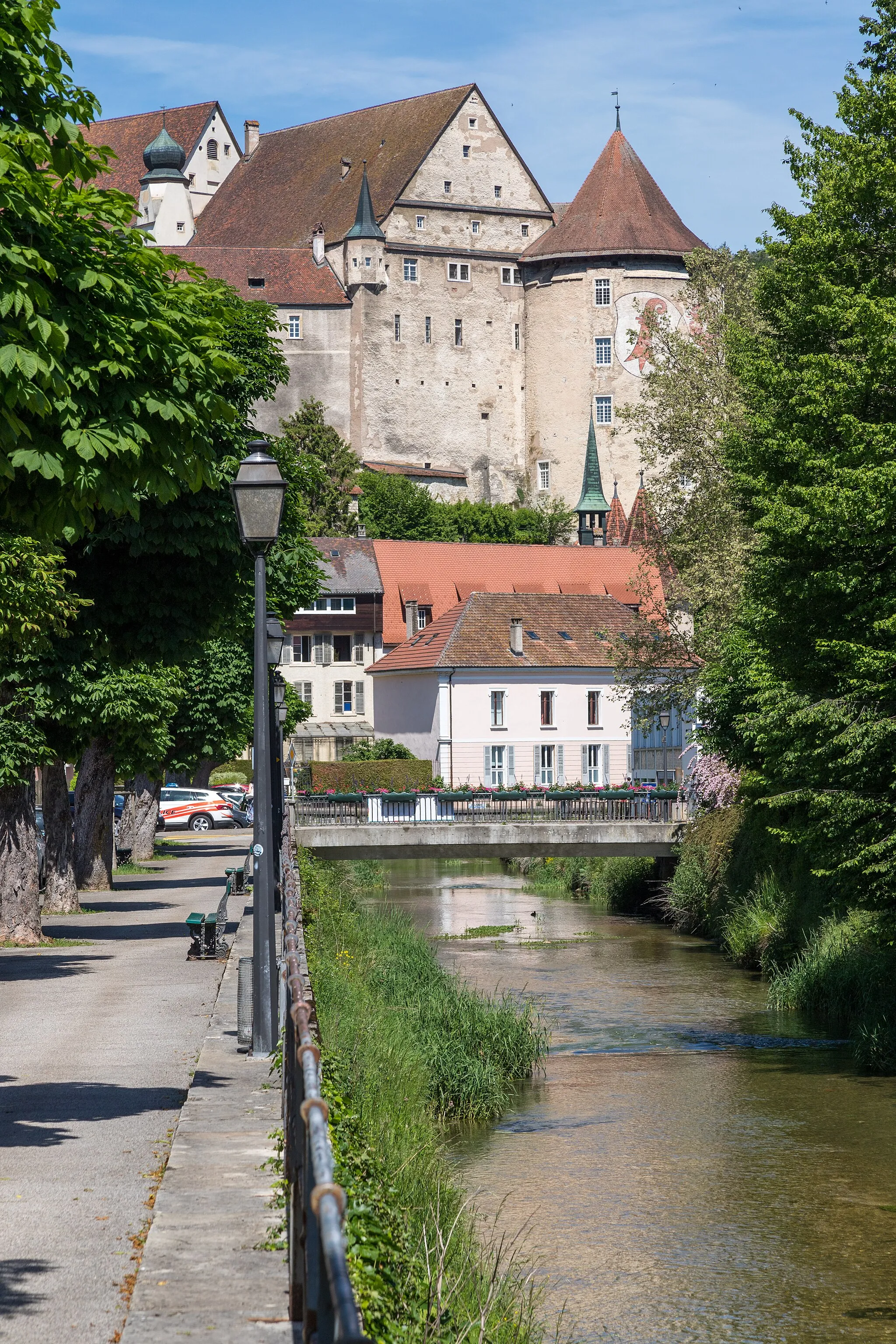 Photo showing: Die Allaine in Porrentruy mit dem Schloss im Hintergrund