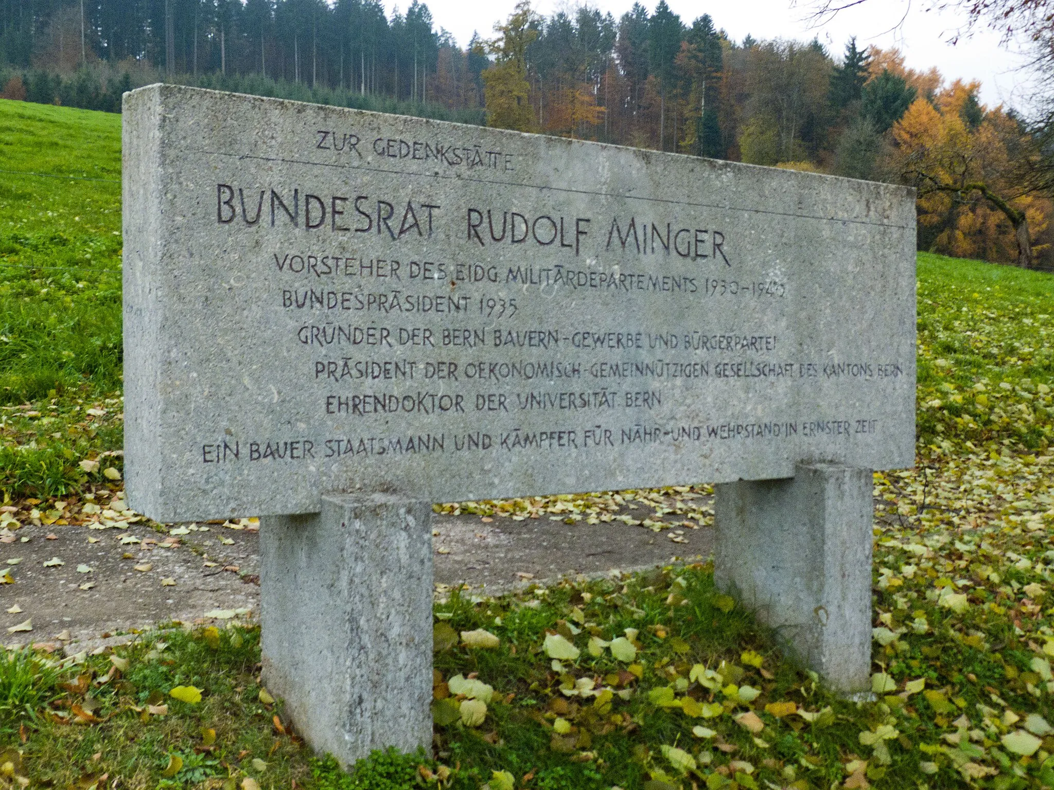 Photo showing: Gedenktafel zum Denkmal für Bundesrat Rudolf Minger. Adresse: Mühlehubelweg, Schüpfen