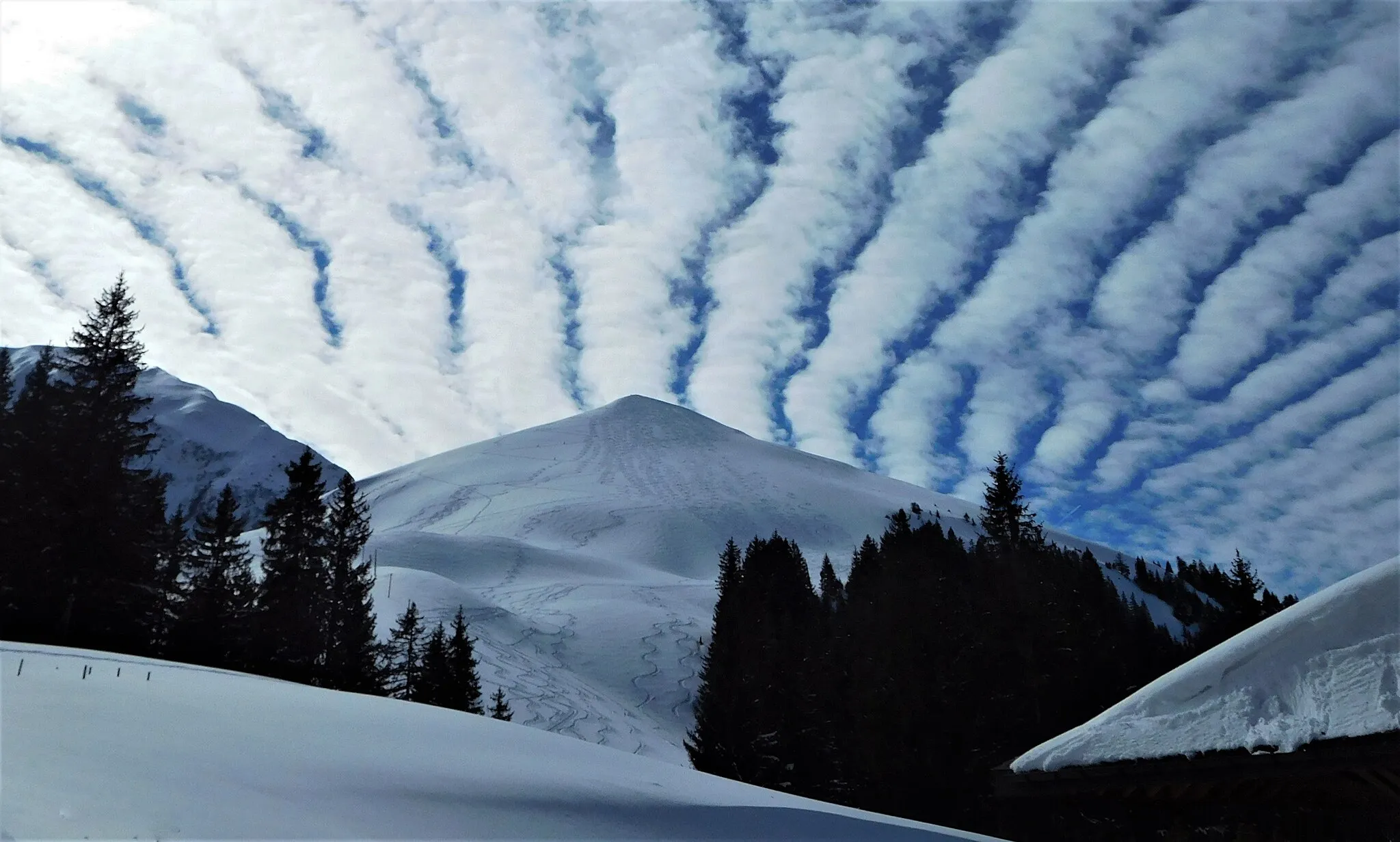 Photo showing: Gewellte Wolken über dem Birehübel