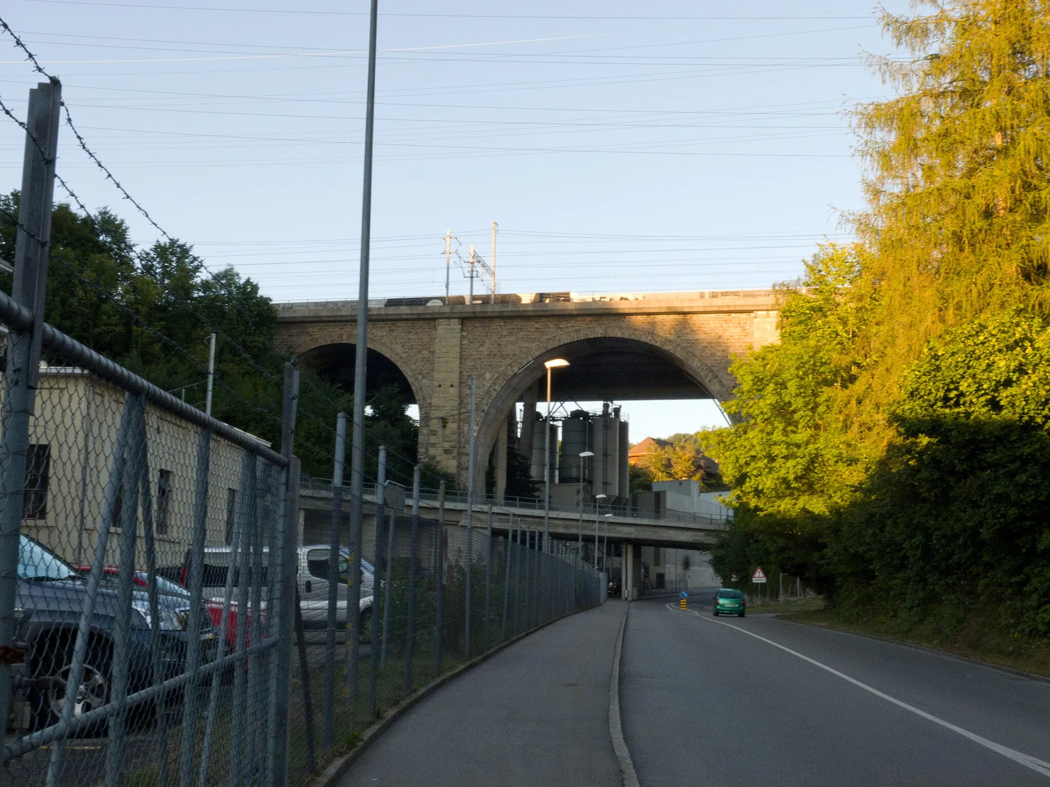 Photo showing: Die Kantonsstrasse unterquert RBS- und die SBB-Linie, sowie die Autobahn und eine Velobrücke