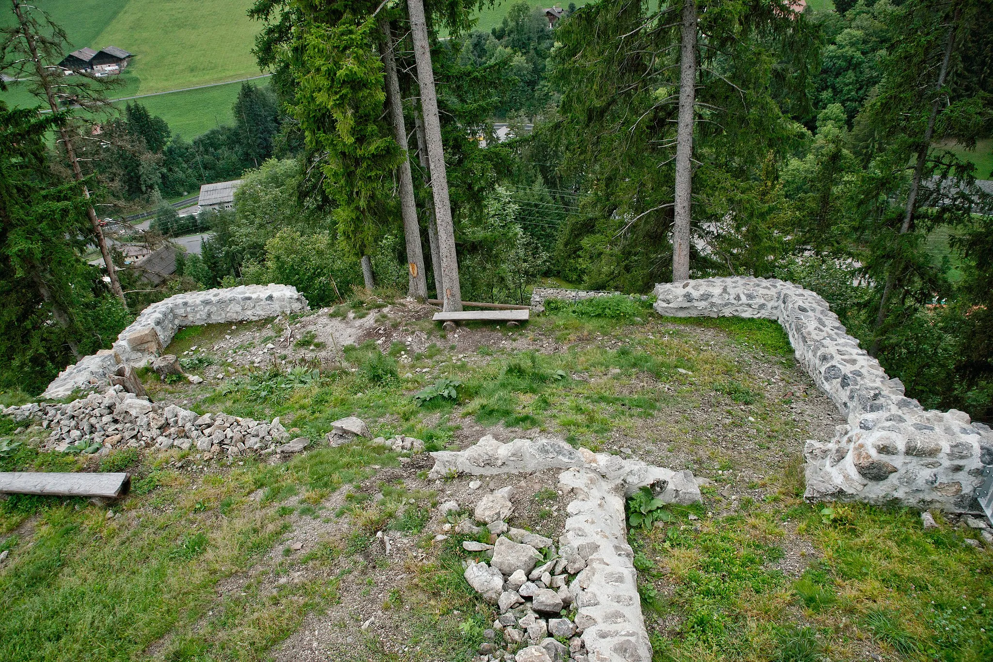 Photo showing: Ruines du château Unterer Mannenberg à Zweisimmen, canton de Berne.
