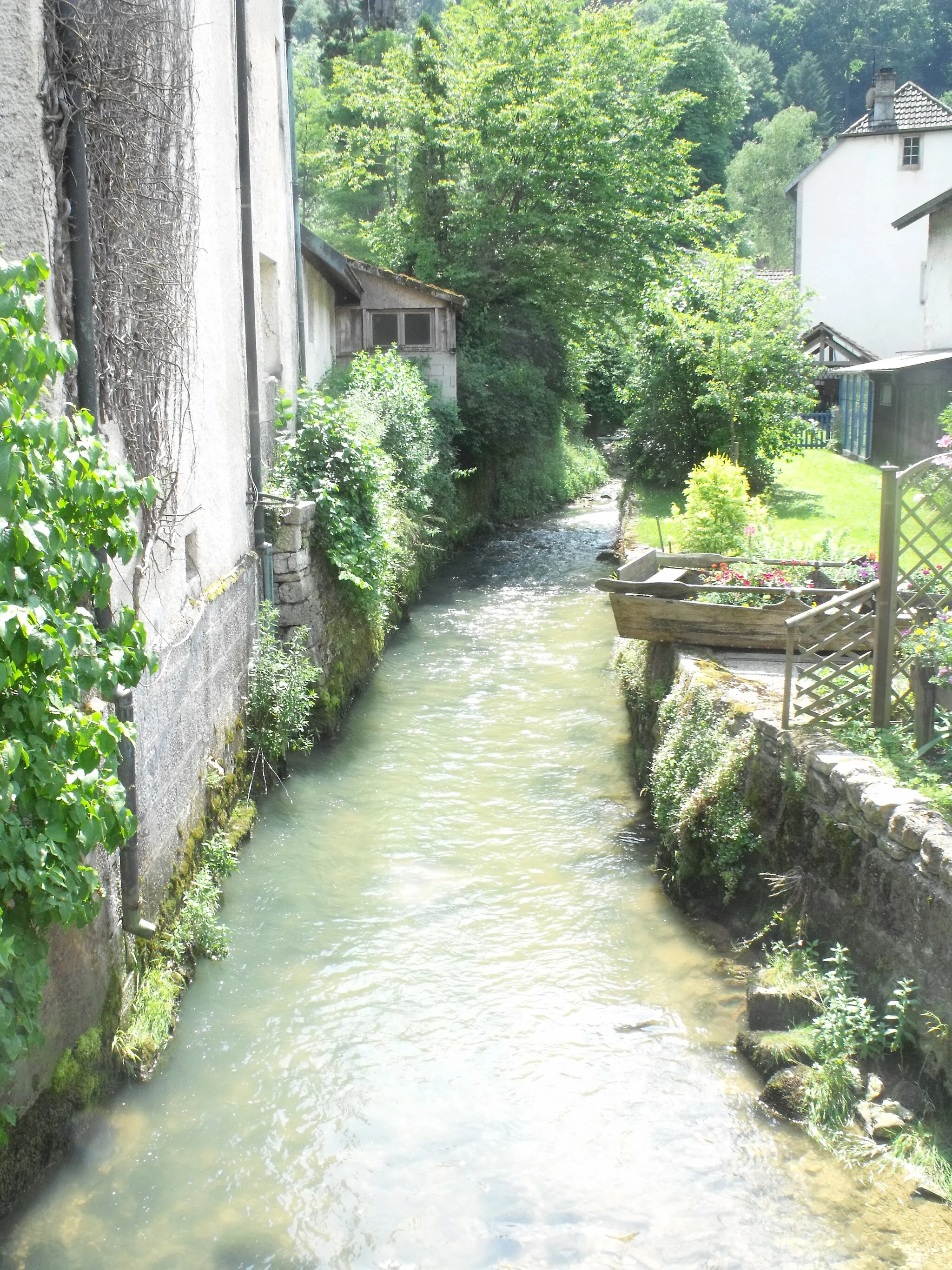 Photo showing: Ruisseau dans le village de Bief, Doubs, France