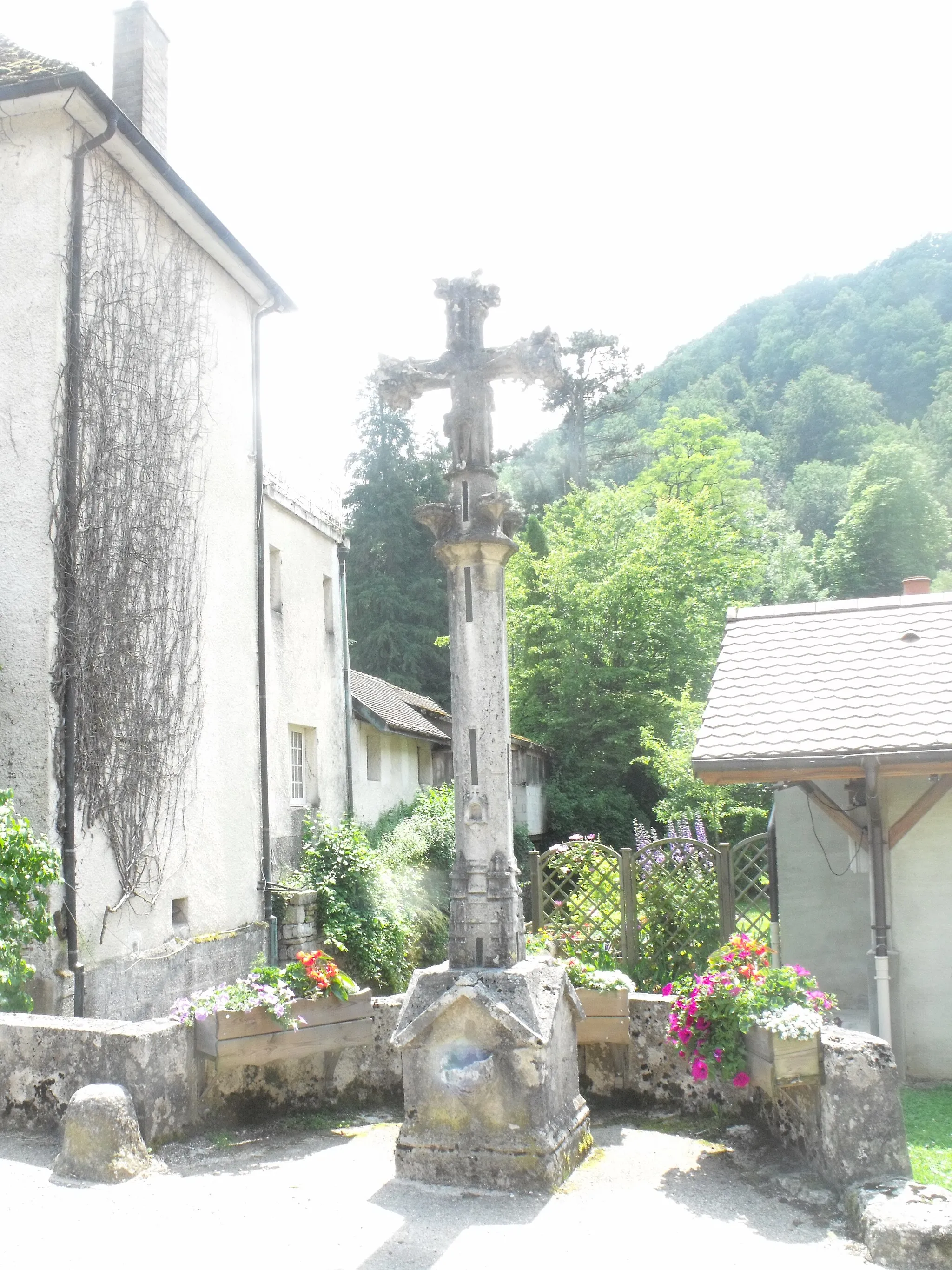 Photo showing: Croix de chemin de Bief, à Bief (Doubs)