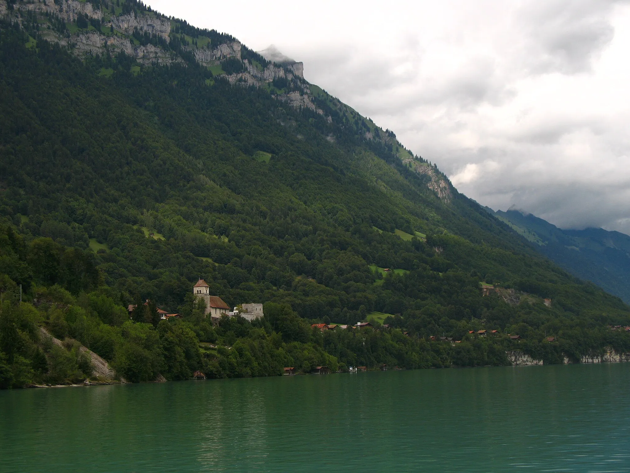 Photo showing: The church and Lake Brienz, Ringgenberg, Switzerland
